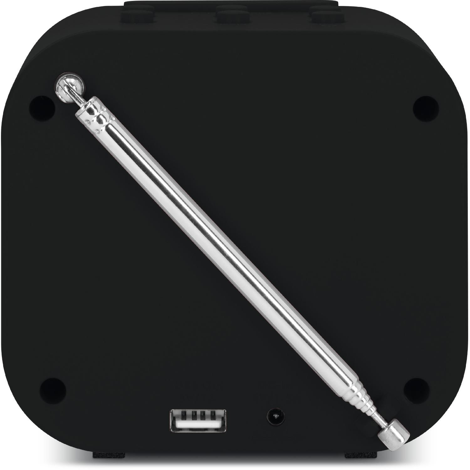 Czarny radioodbiornik ze srebrną anteną rozciągniętą po przekątnej. Widoczny jest port USB. Urządzenie znajduje się na białej powierzchni.