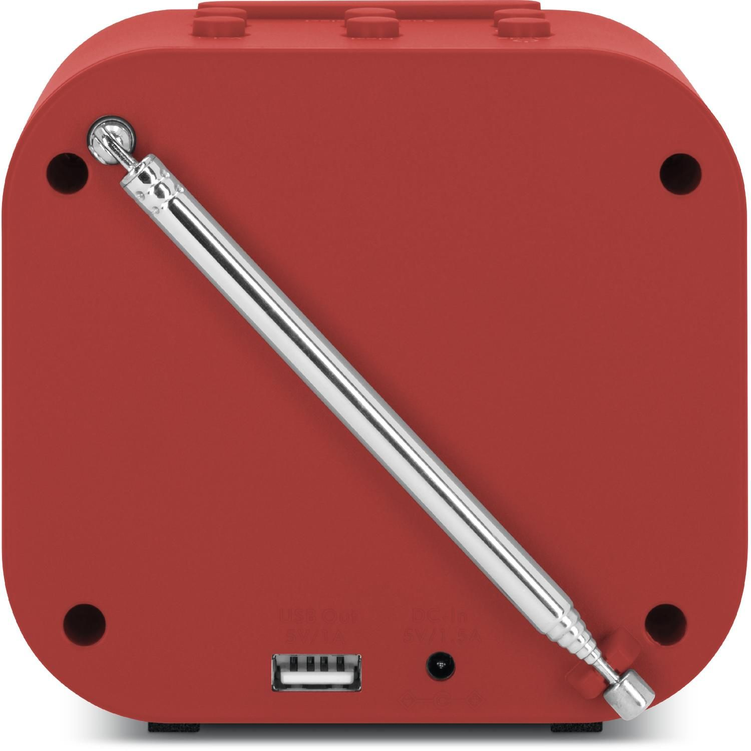 Czerwone kwadratowe radio ze srebrną anteną. Ma port USB i przyciski na górze. Antena jest skierowana na przód.