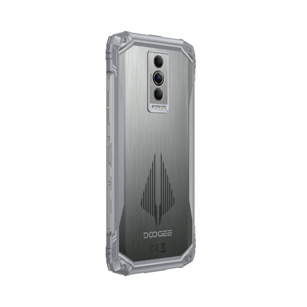 Srebrny smartfon DOOGEE, pokazujący tył. Ma teksturowane metalowe wykończenie, trzy obiektywy aparatu i stylizowane logo u dołu.