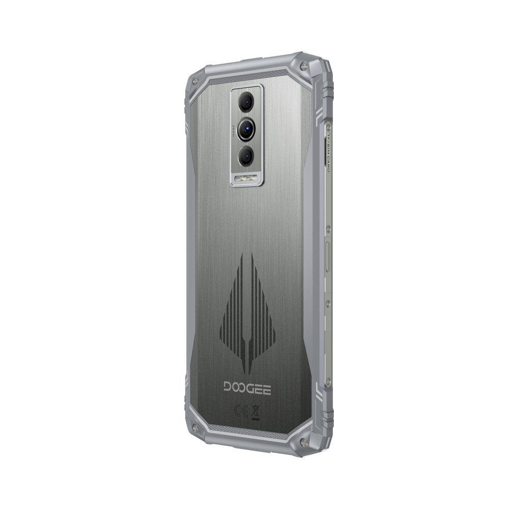 Srebrny, wytrzymały smartfon DOOGEE. Ma trzy aparaty, teksturowany tył z logo i ochronną ramkę.