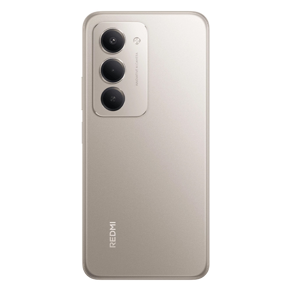 Retro di uno smartphone beige. Ha tre fotocamere, un flash e il logo 'REDMI'. Il telefono è beige chiaro.