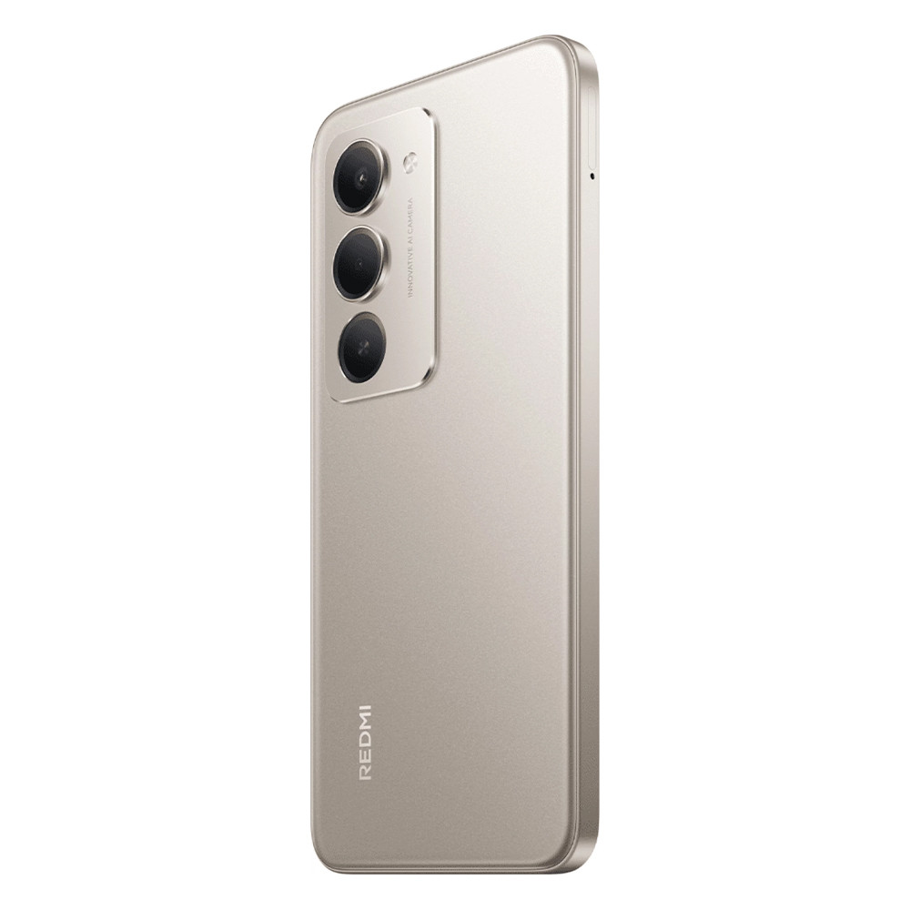 Uno smartphone Redmi color oro. Ha tre obiettivi per la fotocamera e un flash. Il logo Redmi è sul retro.