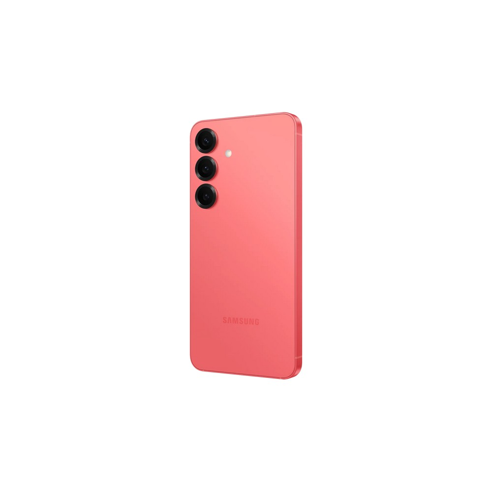 Een koraalkleurige Samsung smartphone, achteraanzicht. Het heeft drie cameralenzen en het Samsung logo. De achtergrond is wit.