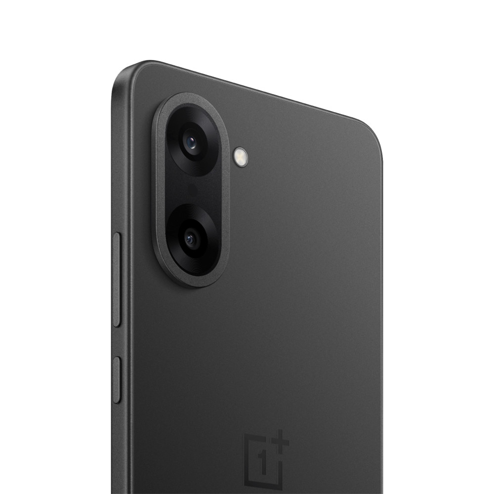 Zbliżenie czarnego smartfona. Moduł aparatu ma dwa obiektywy. Widoczne jest małe światło i logo OnePlus.