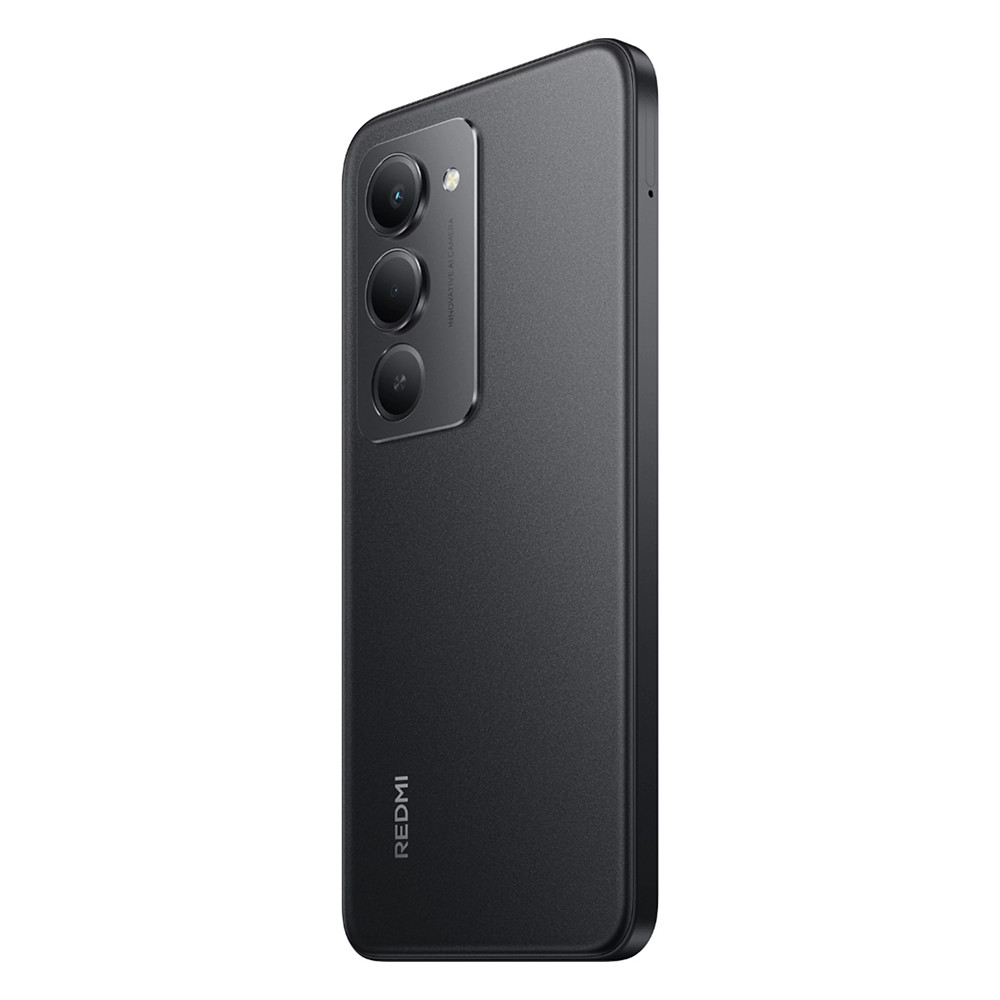 Smartphone Redmi nero. Dispone di tre fotocamere posteriori. Il logo Redmi è in basso. Il telefono è angolato verso destra.