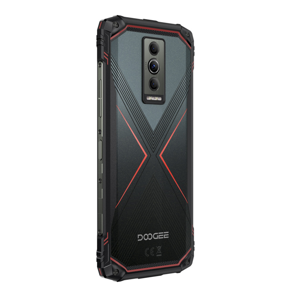 Czarny i szary wytrzymały smartfon. Czerwony wzór X na plecach. Marka DOOGEE. Potrójna konfiguracja kamery. Widoczne boczne przyciski.