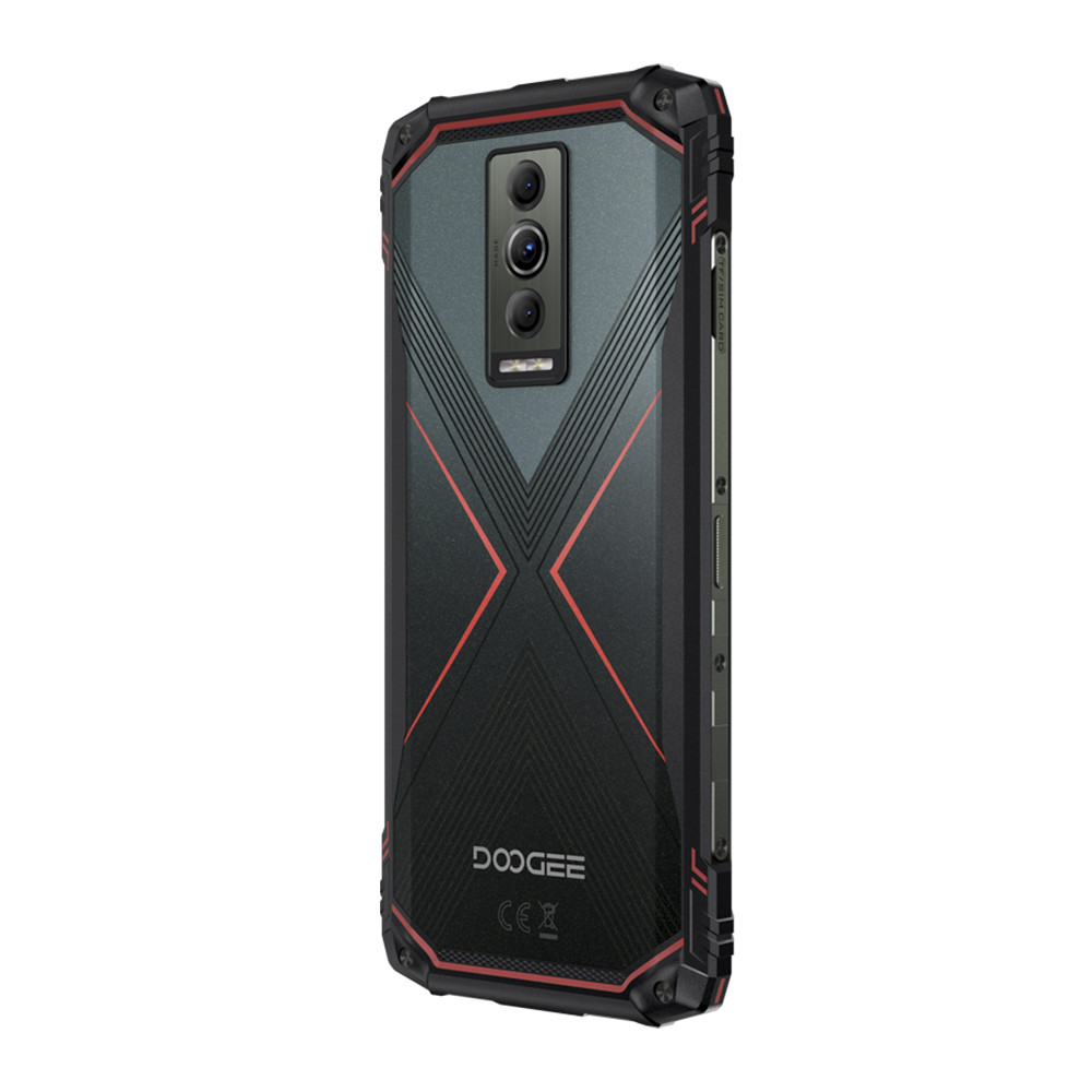 Czarny smartfon z czerwonymi akcentami. Posiada konfigurację potrójnego aparatu i logo Doogee. Telefon jest w etui ochronnym.