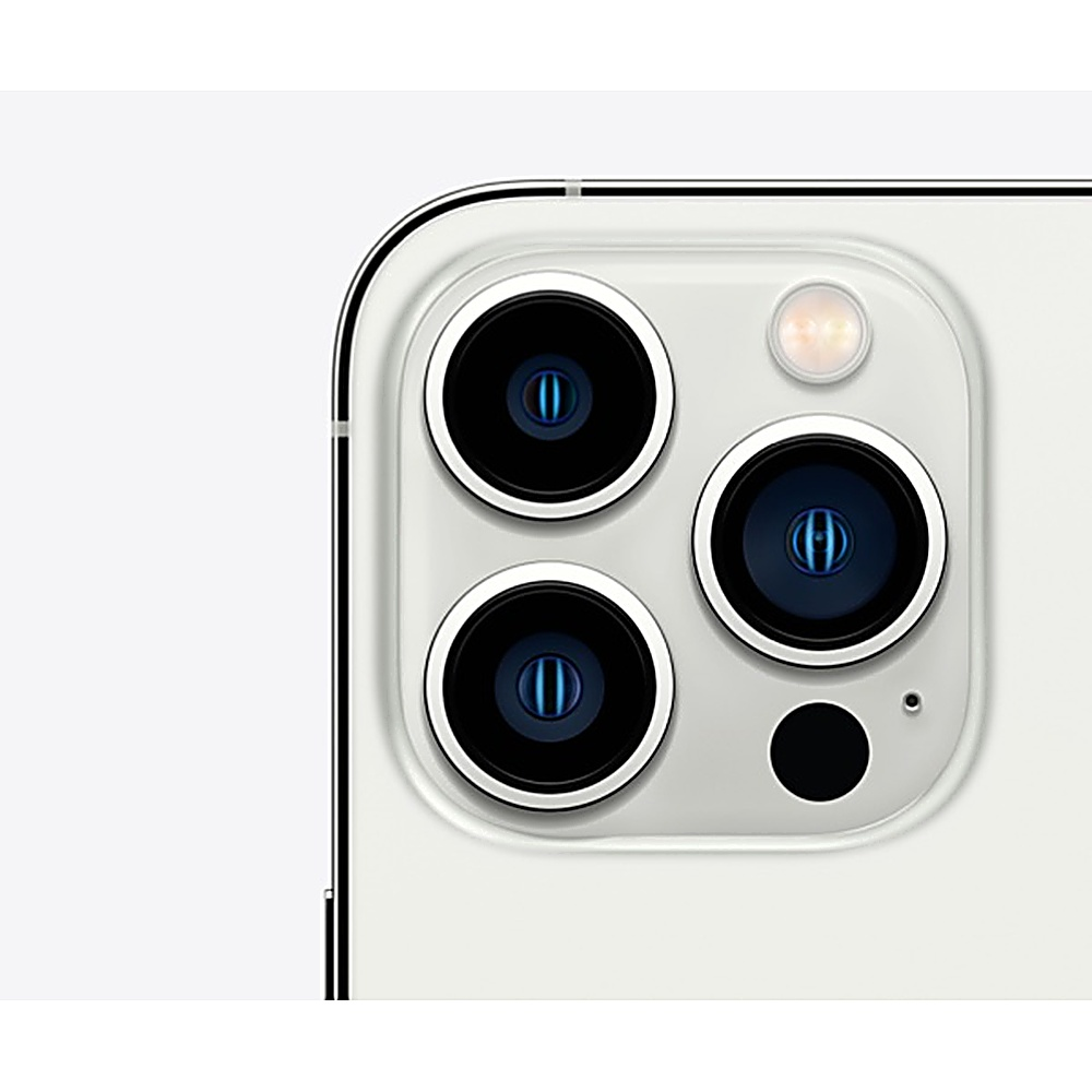 Primer plano del conjunto de cámaras del iPhone. Tres lentes, un flash y un punto negro sobre un fondo blanco/plateado.