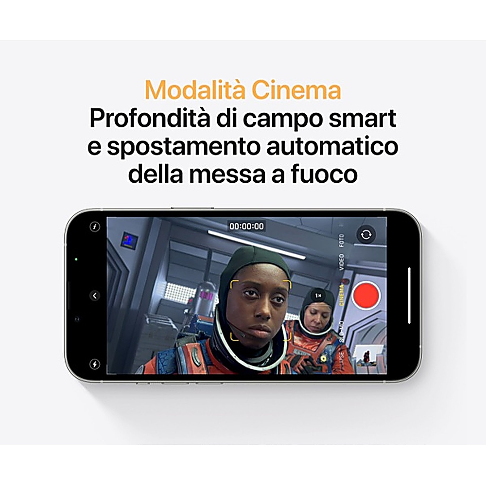 Un iPhone muestra una escena de una película. Dos personas con trajes espaciales están en la pantalla. El texto está en italiano.