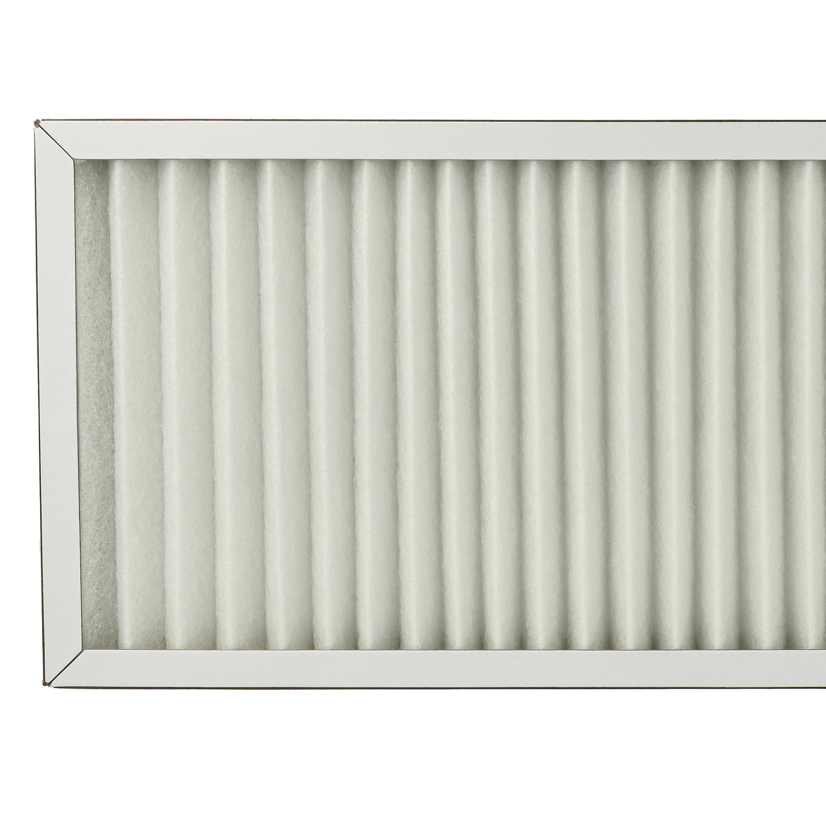 Ein Luftfilter mit weißem Rahmen. Der Filter hat vertikales, welliges, helles Material. Der Hintergrund ist weiß.