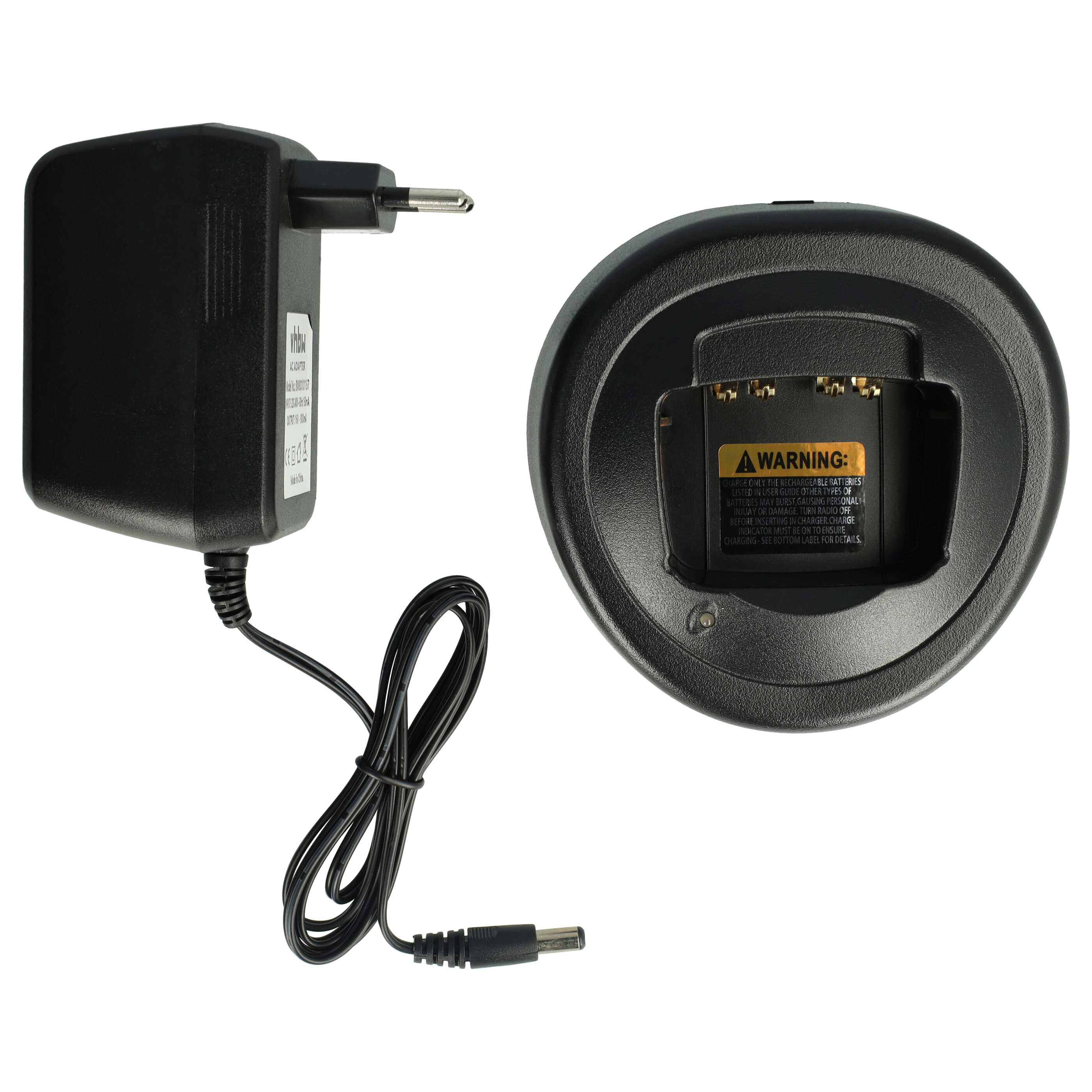 Ein AC-Adapter und eine Ladestation auf weißem Grund. Der Adapter ist schwarz, die Basis rund.