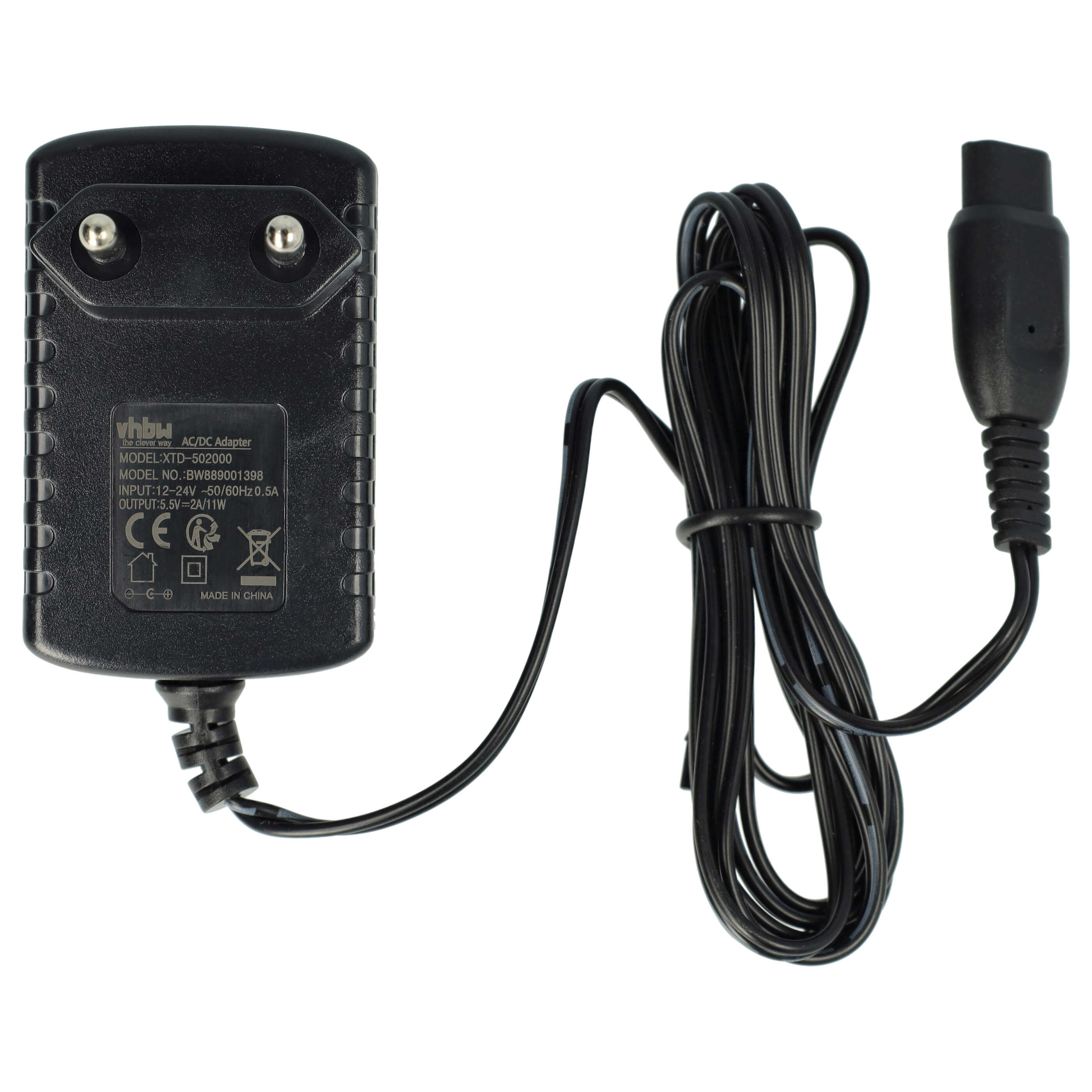 Schwarzes AC/DC-Adapter mit schwarzem Kabel und Stecker. Weißer Hintergrund.