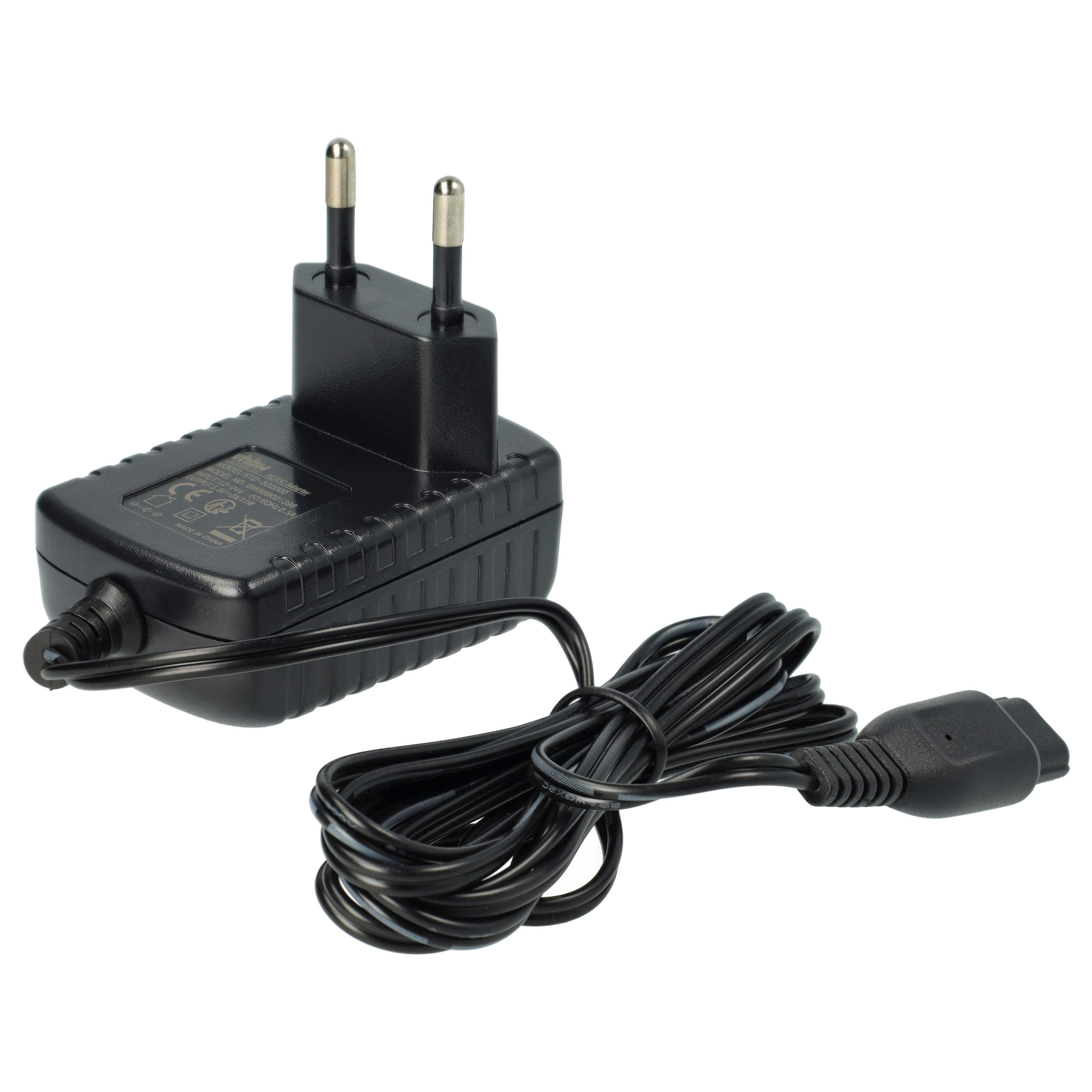 Schwarzes Netzteil mit Stecker und Kabel mit Stecker. Weißer Hintergrund.