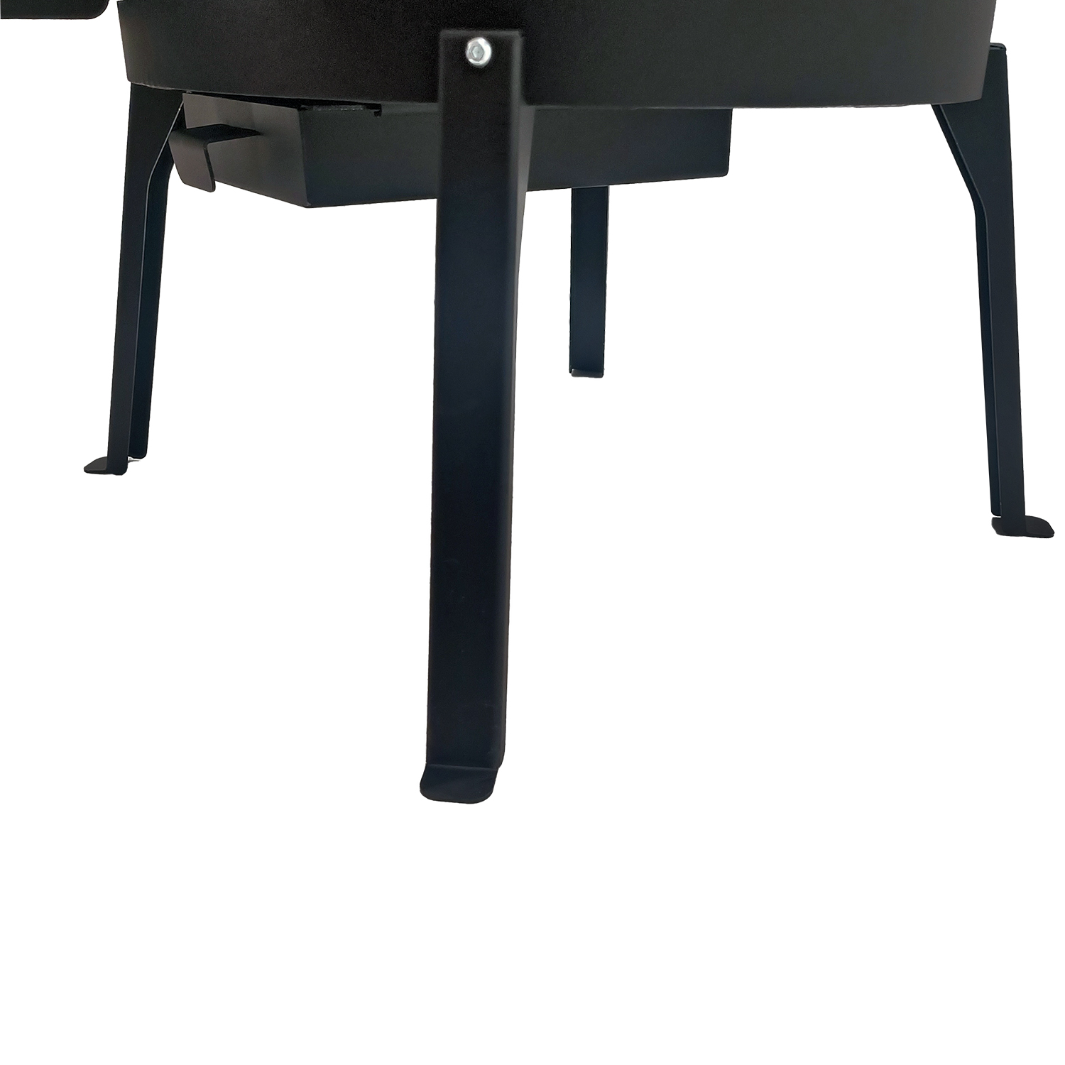 Nahaufnahme eines schwarzen Metallgrills. Beine stützen die Struktur, eine kleine Schublade ist zu sehen. Weißer Hintergrund.