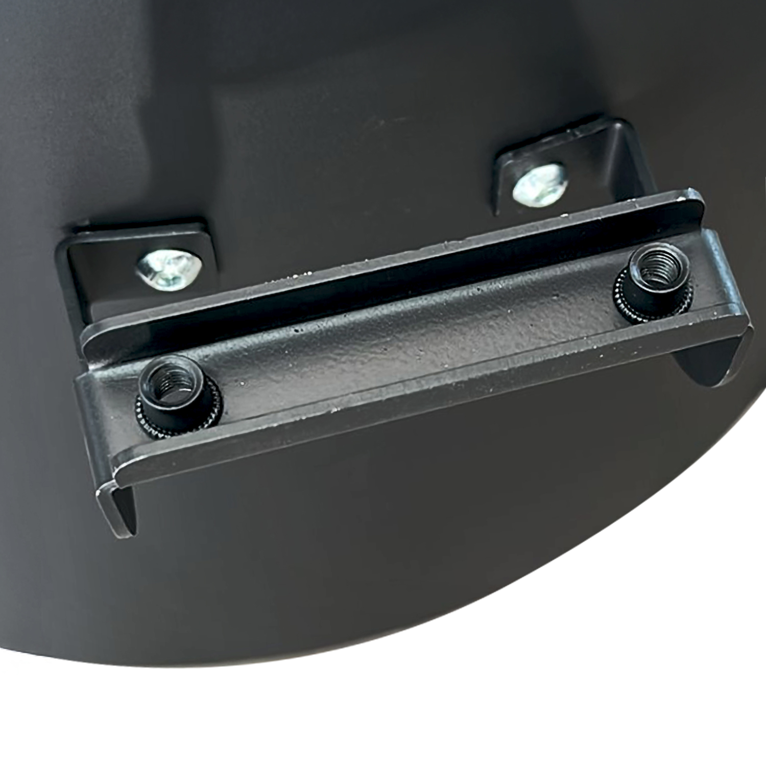 Nahaufnahme von schwarzen Metallteilen. Enthält Halterungen, Schrauben und eine gebogene Basis. Schrauben und Muttern sind sichtbar. Der Hintergrund ist weiß.