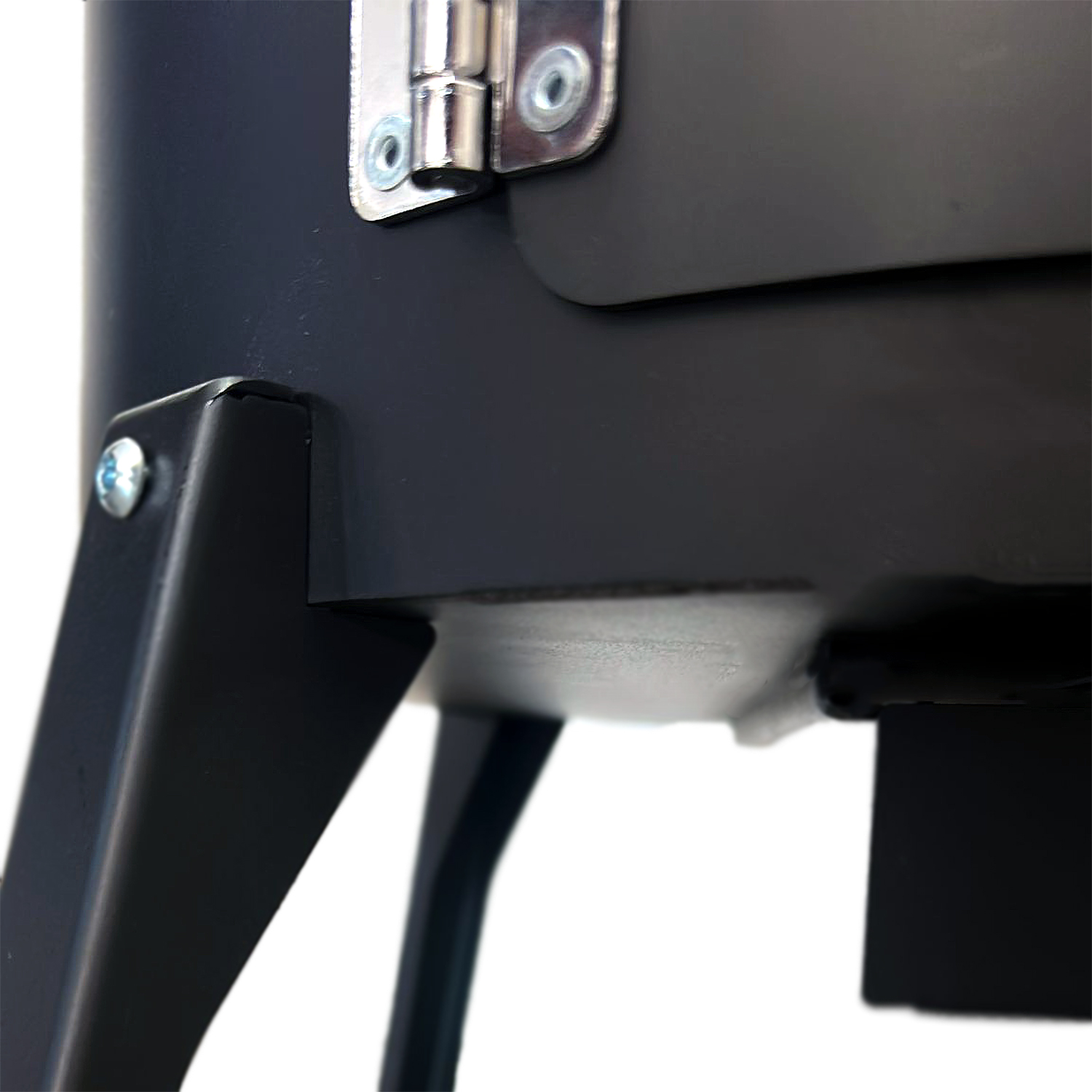 Nahaufnahme eines schwarzen Metallobjekts, möglicherweise Teil eines Grills oder Smokers, mit Scharnier und Beinauflagen vor weißem Hintergrund.