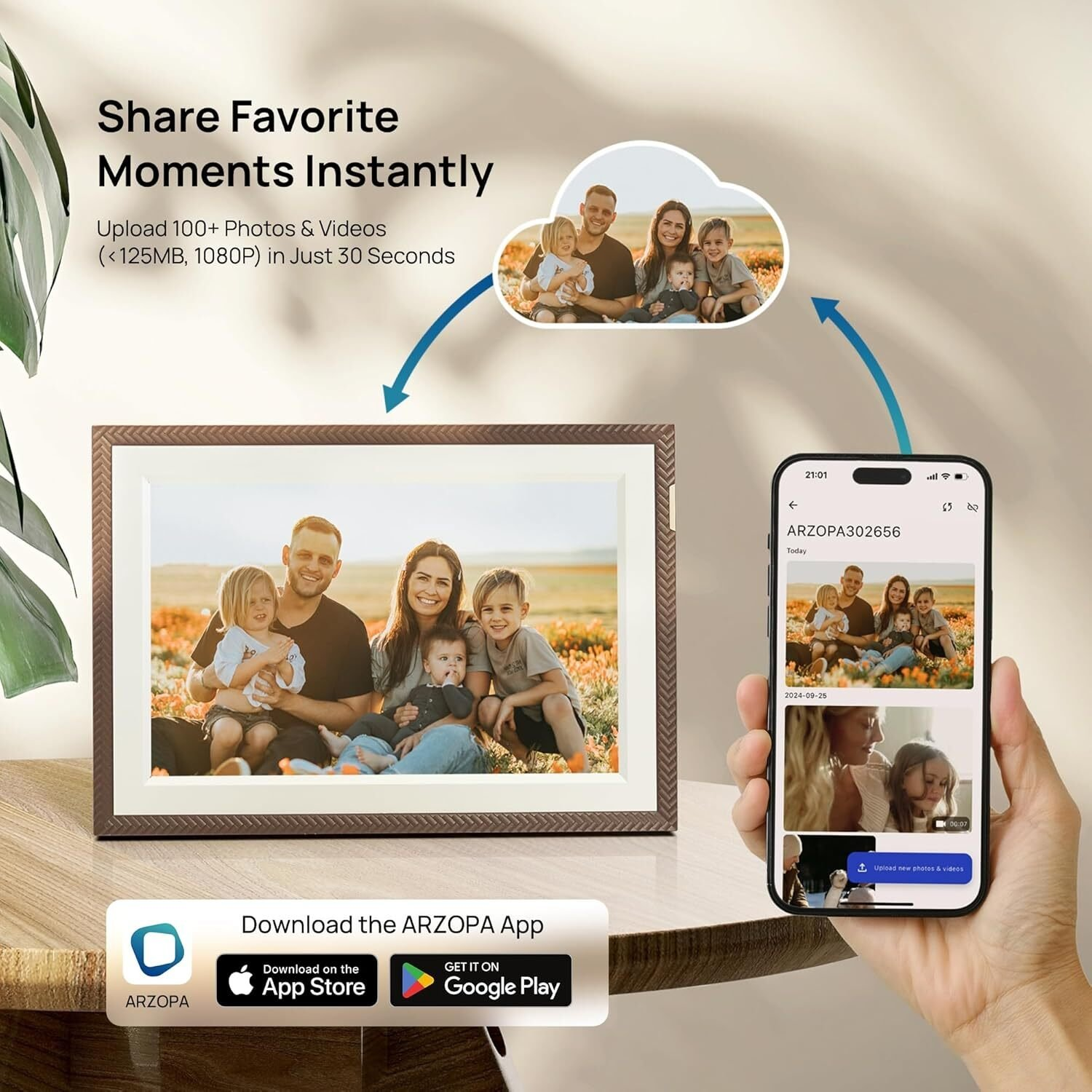 Un marco de fotos digital muestra una foto familiar. Un teléfono inteligente muestra la misma imagen. El texto dice: 'Comparte tus momentos favoritos al instante'.
