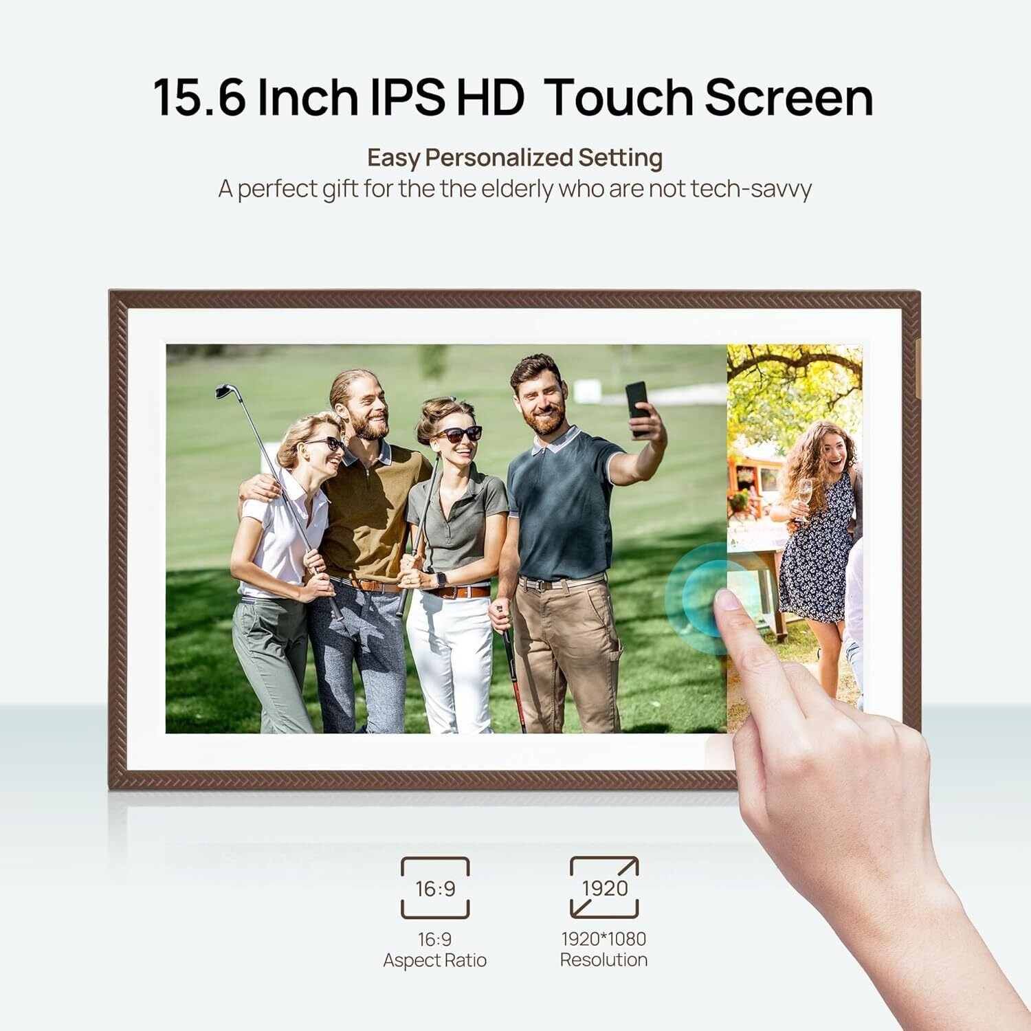 Una pantalla táctil muestra una foto de personas. Un dedo toca la pantalla. El texto dice: Pantalla táctil IPS HD de 15,6 pulgadas.