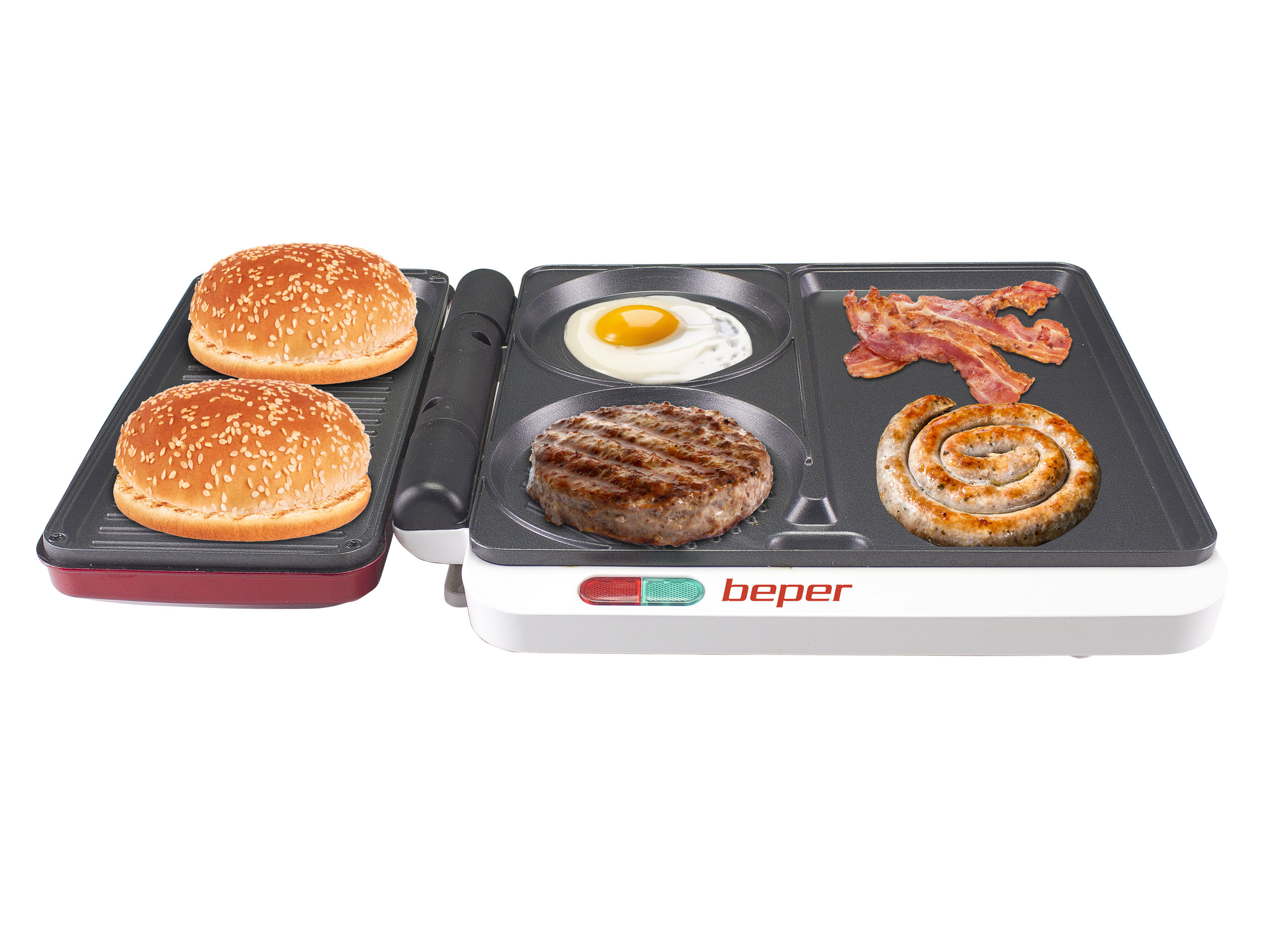 Una griglia elettrica con panini per hamburger, uovo fritto, pancetta, salsiccia e una polpetta di hamburger grigliata.
