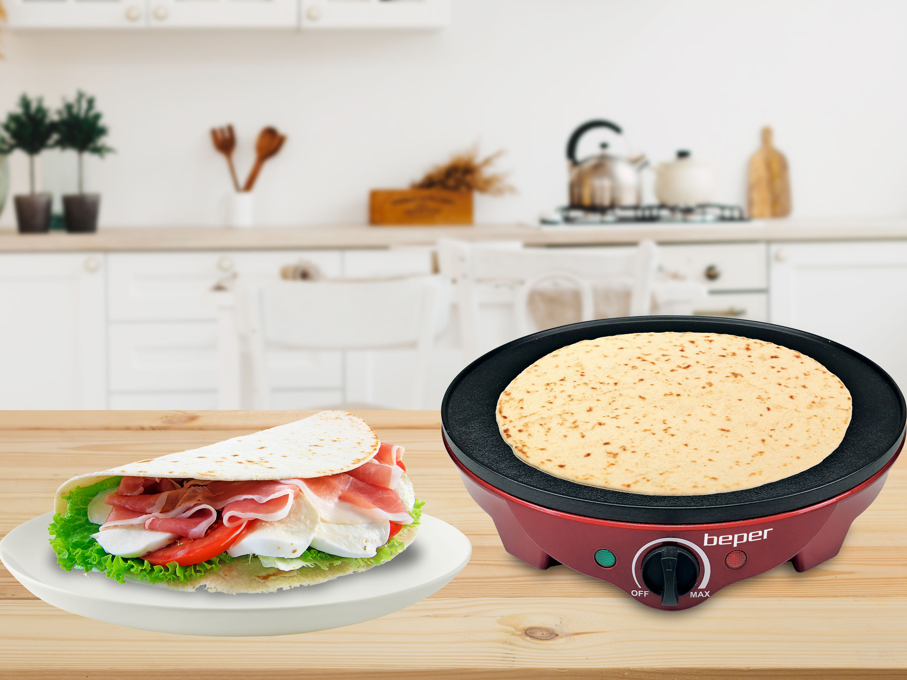 Eine Piadina-Wrap gefüllt mit Prosciutto, Mozzarella und Tomate auf einem Teller, mit einem Piadina-Maker und gekochter Piadina.