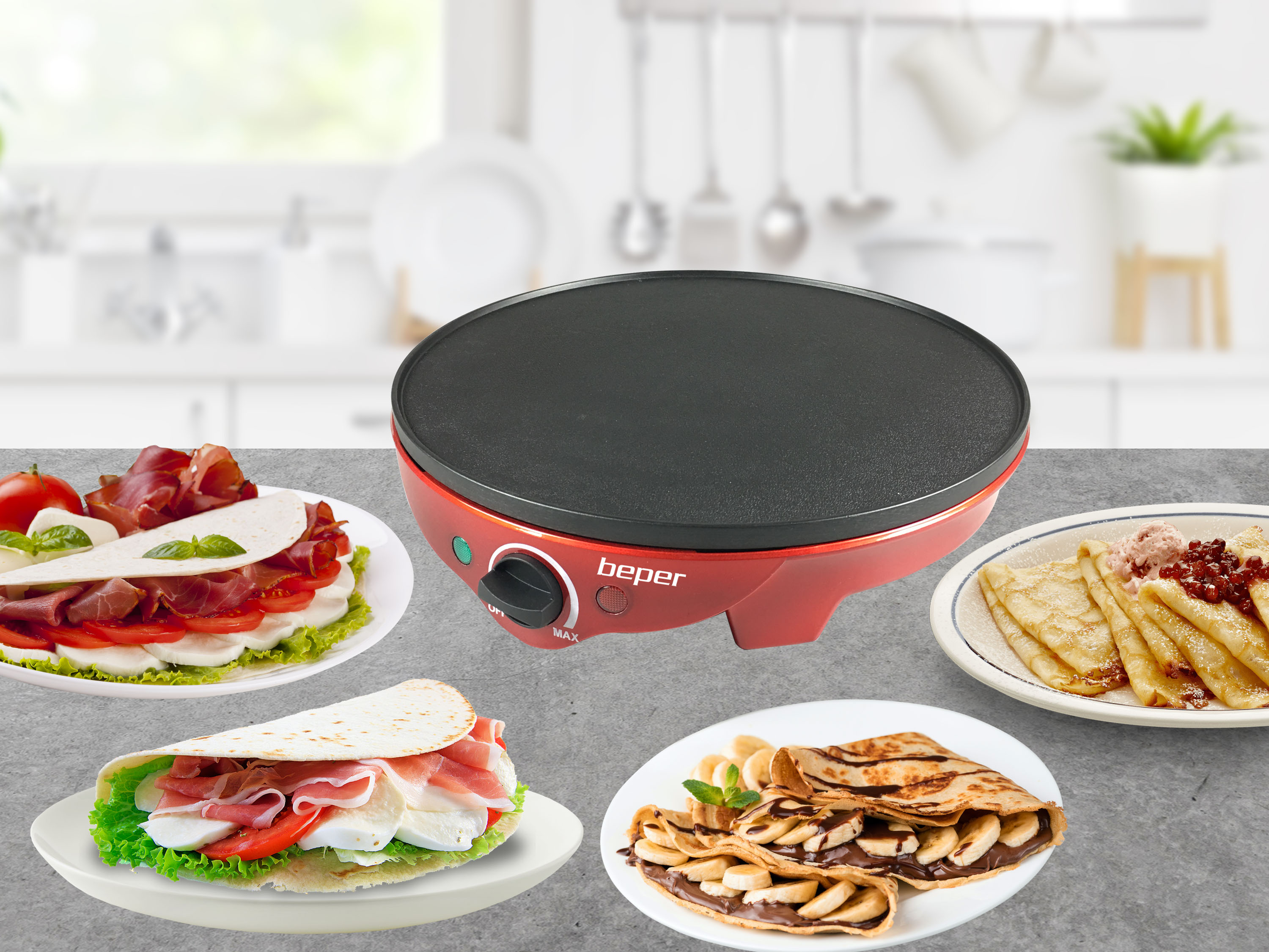 Ein roter Crepes-Maker steht auf einem Tisch mit verschiedenen Crepes und Zutaten, darunter Schinken, Käse und Bananen.