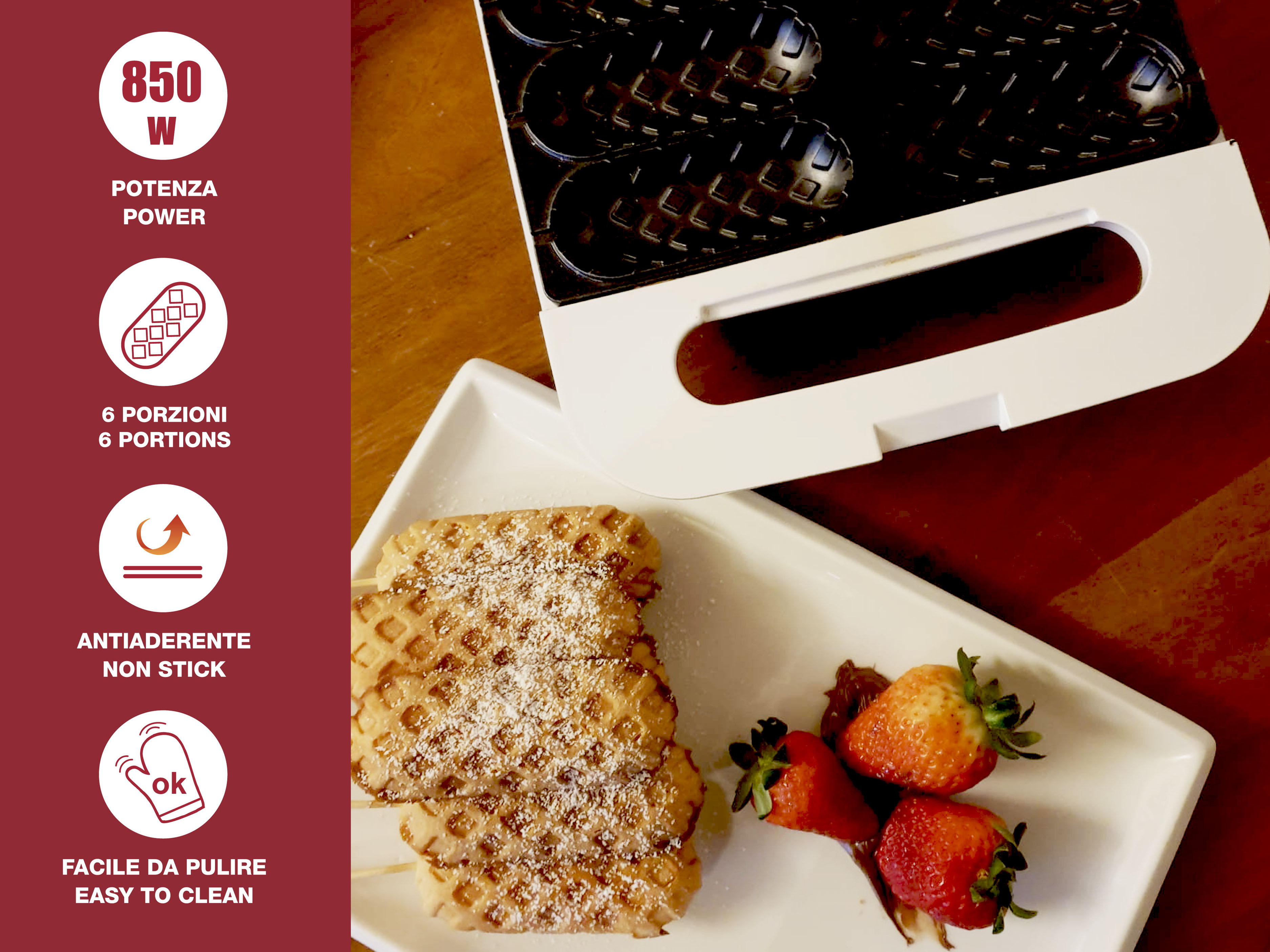 Waffeln mit Puderzucker und Erdbeeren auf einem weißen Teller neben einem Waffeleisen.