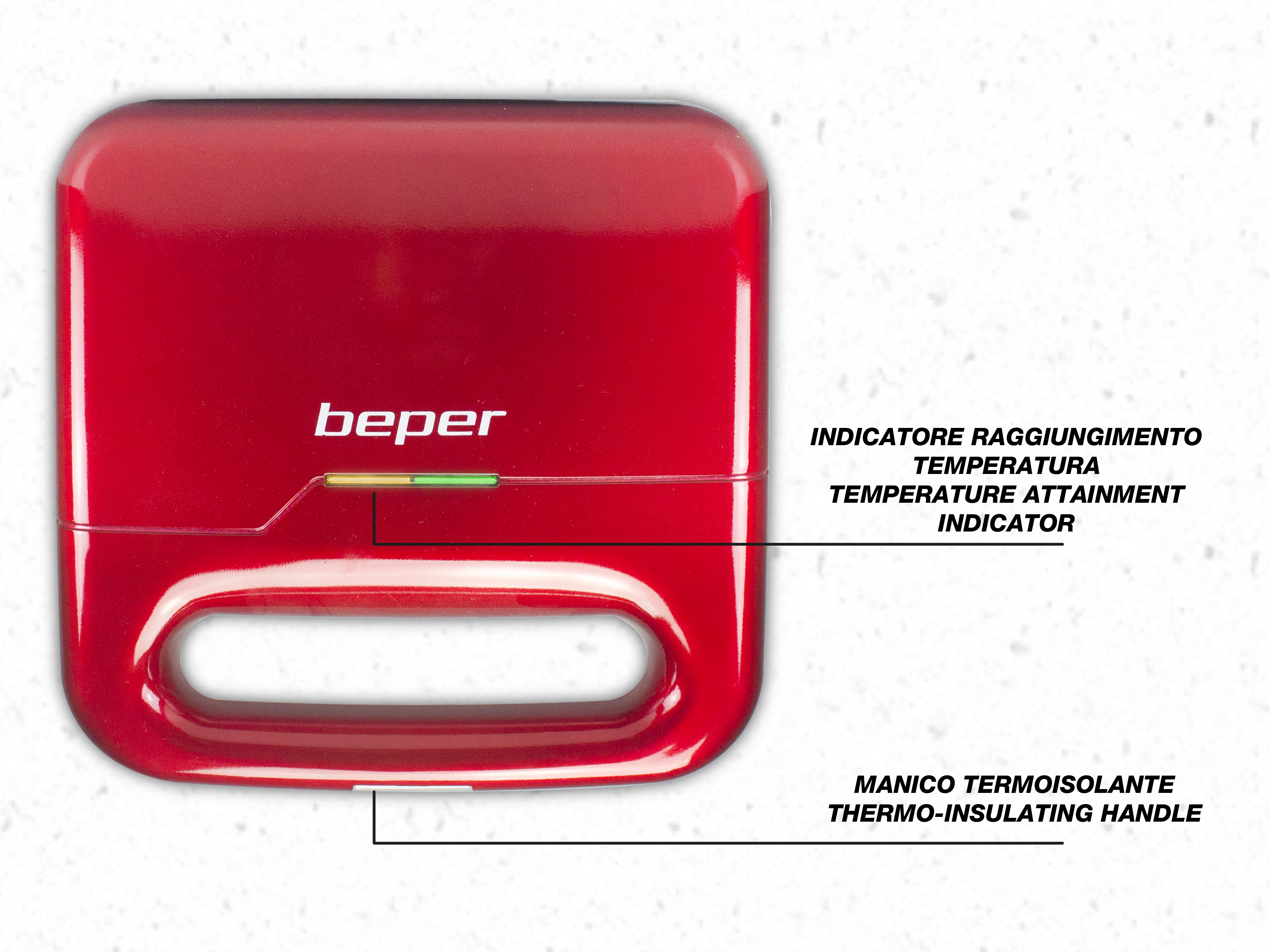 Ein roter Panini-Maker mit Griff und grüner Kontrollleuchte. Der Hintergrund ist weiß.