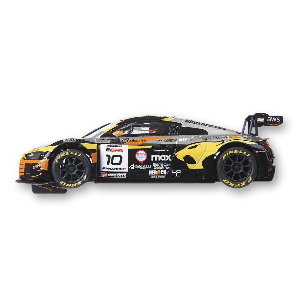 Un coche de carreras negro, amarillo y naranja con el número 10, neumáticos Pirelli y logotipos de patrocinadores.