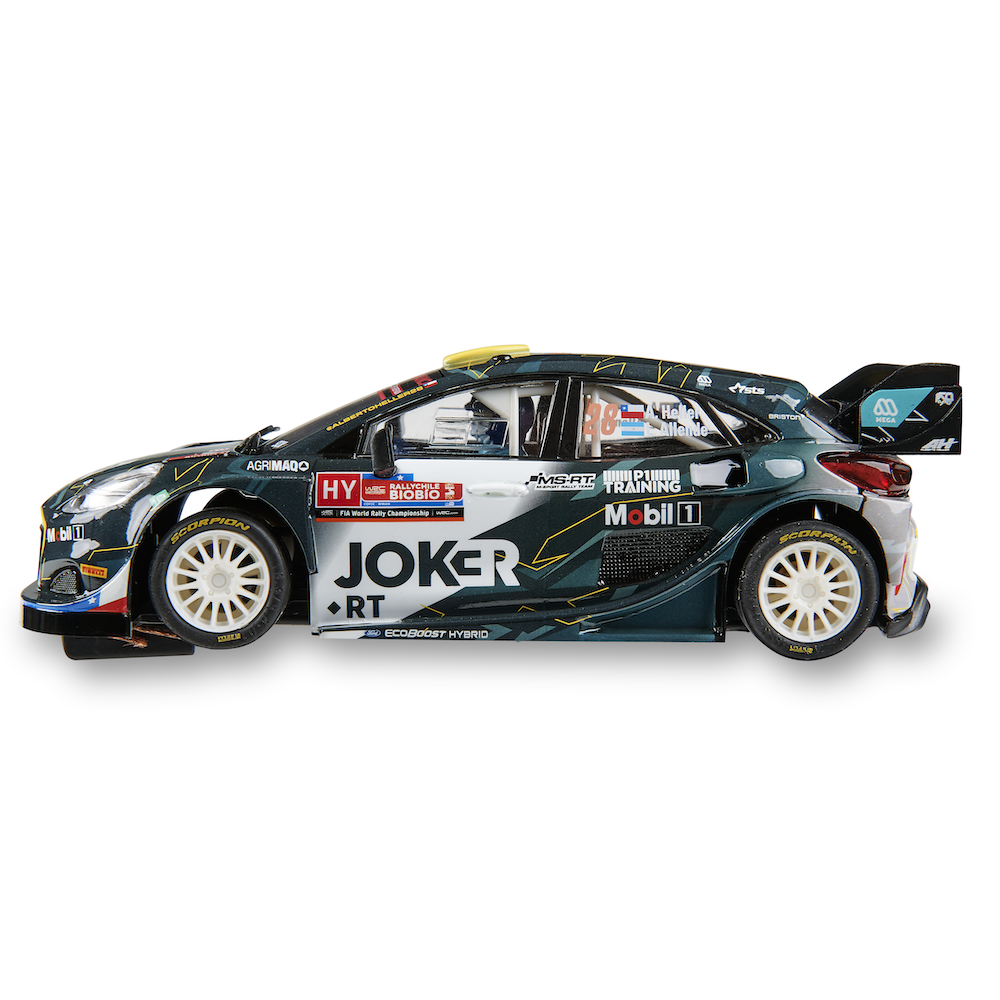 Vista lateral detallada de un coche de rally verde y negro con logotipos de patrocinadores. El coche está sobre una superficie blanca y tiene un alerón.