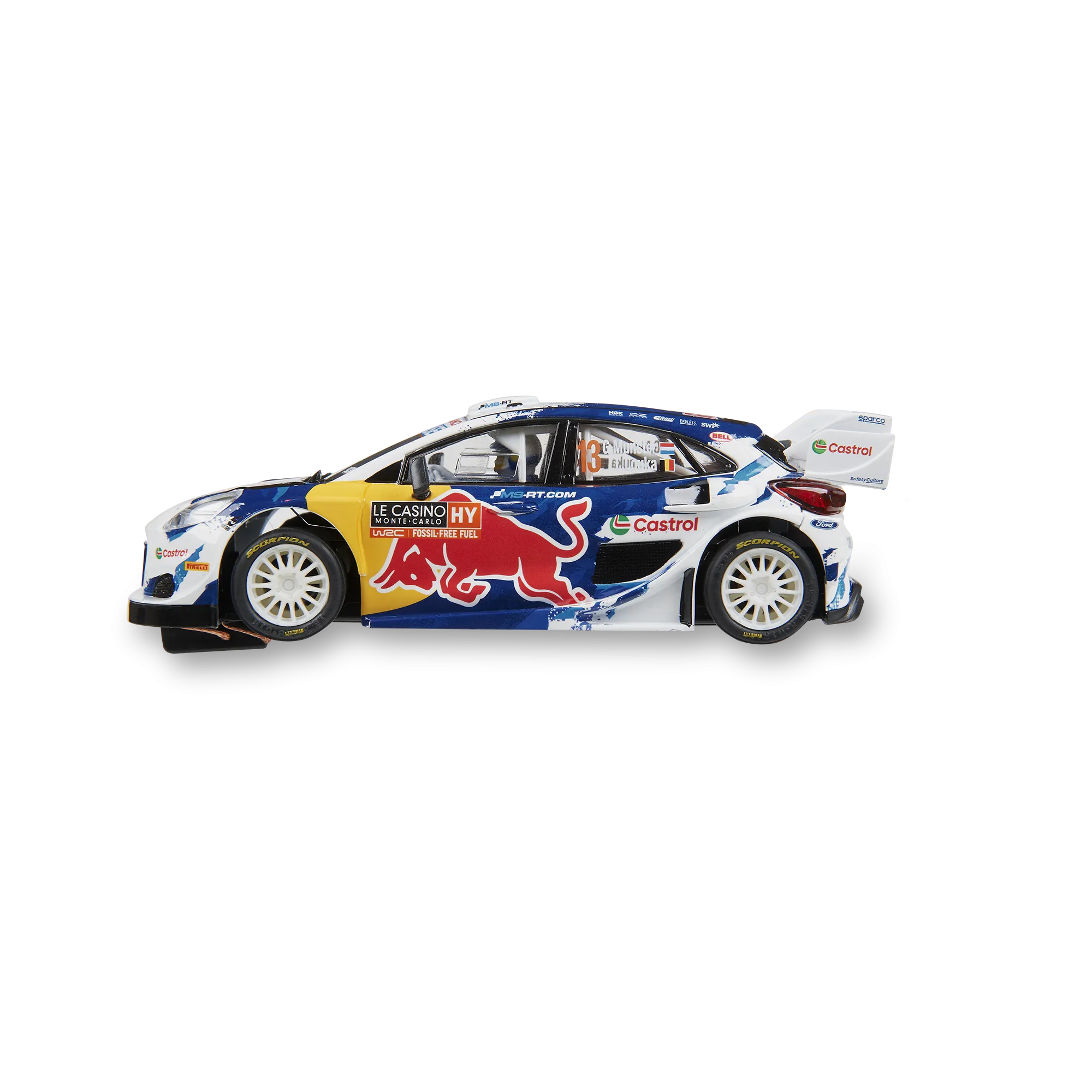 Un coche de rally Ford blanco, azul y amarillo con logotipos de patrocinadores, incluyendo Red Bull y Castrol. Está sobre un fondo negro.