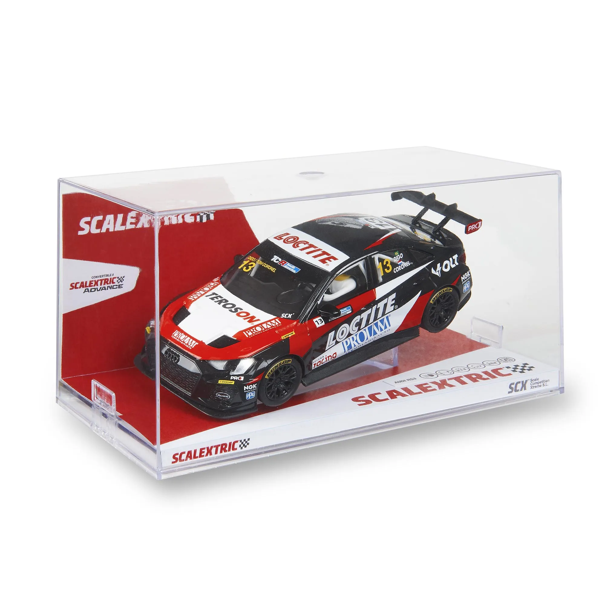 Un coche de carreras modelo en una caja transparente. El coche es negro, rojo y blanco, con calcomanías de patrocinador. La caja tiene marca.