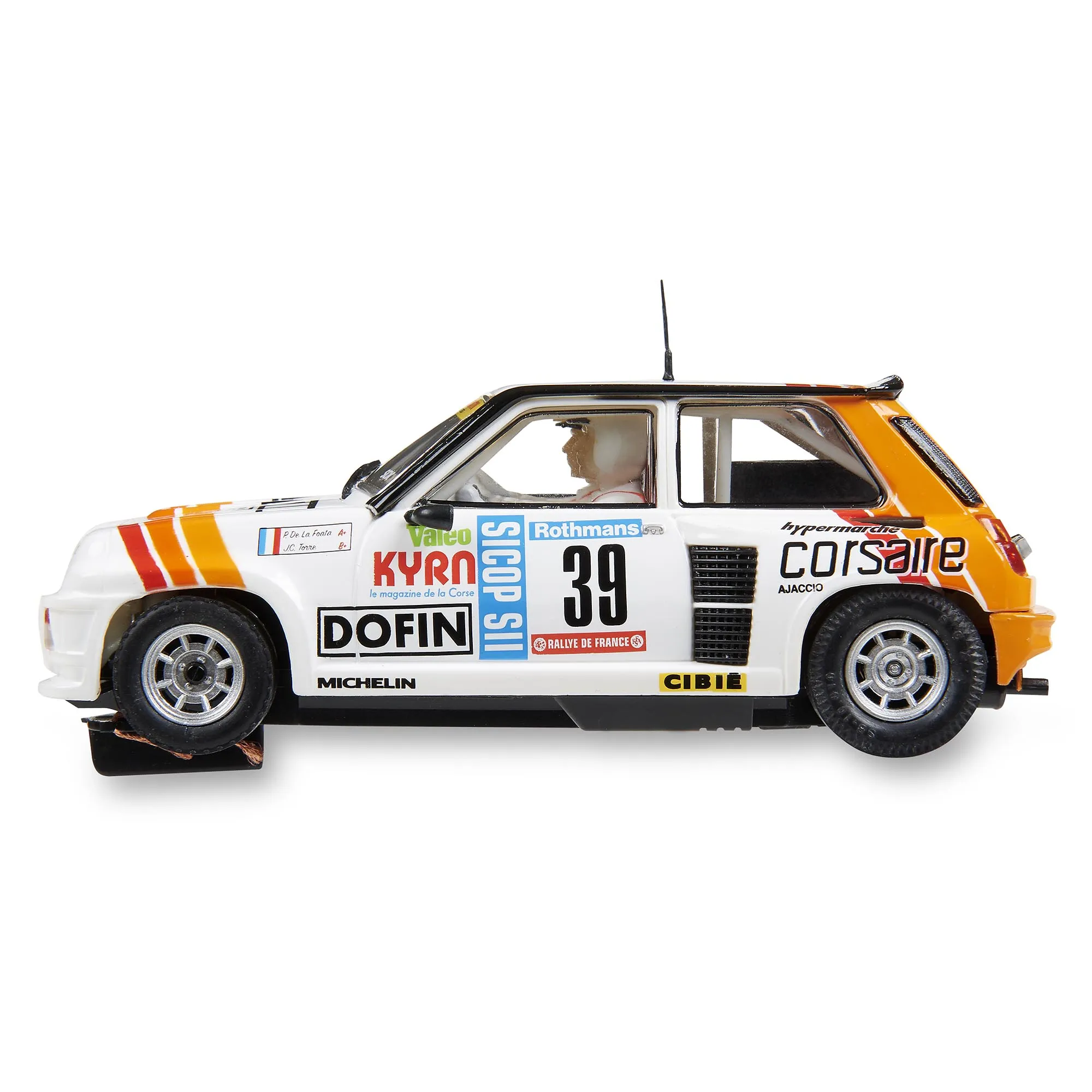 Un coche de rally de juguete blanco y naranja con el número 39. Tiene varios logotipos de patrocinadores y un conductor.