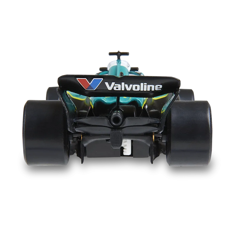 Vista trasera de un modelo de coche de carreras verde azulado y negro. Tiene neumáticos negros grandes y el logo Valvoline en el alerón trasero.
