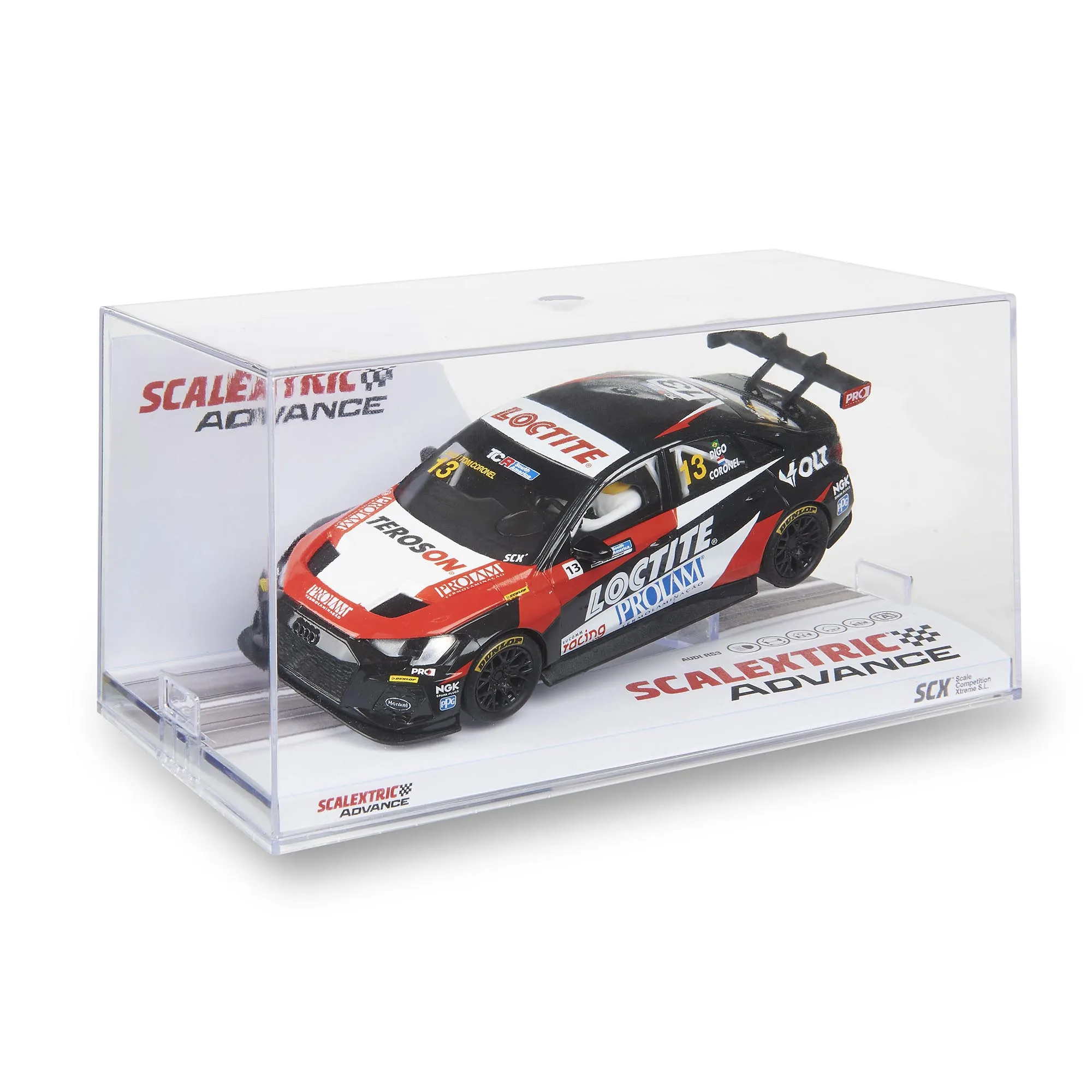 Un coche de carreras modelo dentro de una caja de plástico transparente. El coche es negro, rojo y blanco con varios logotipos y el número 13.