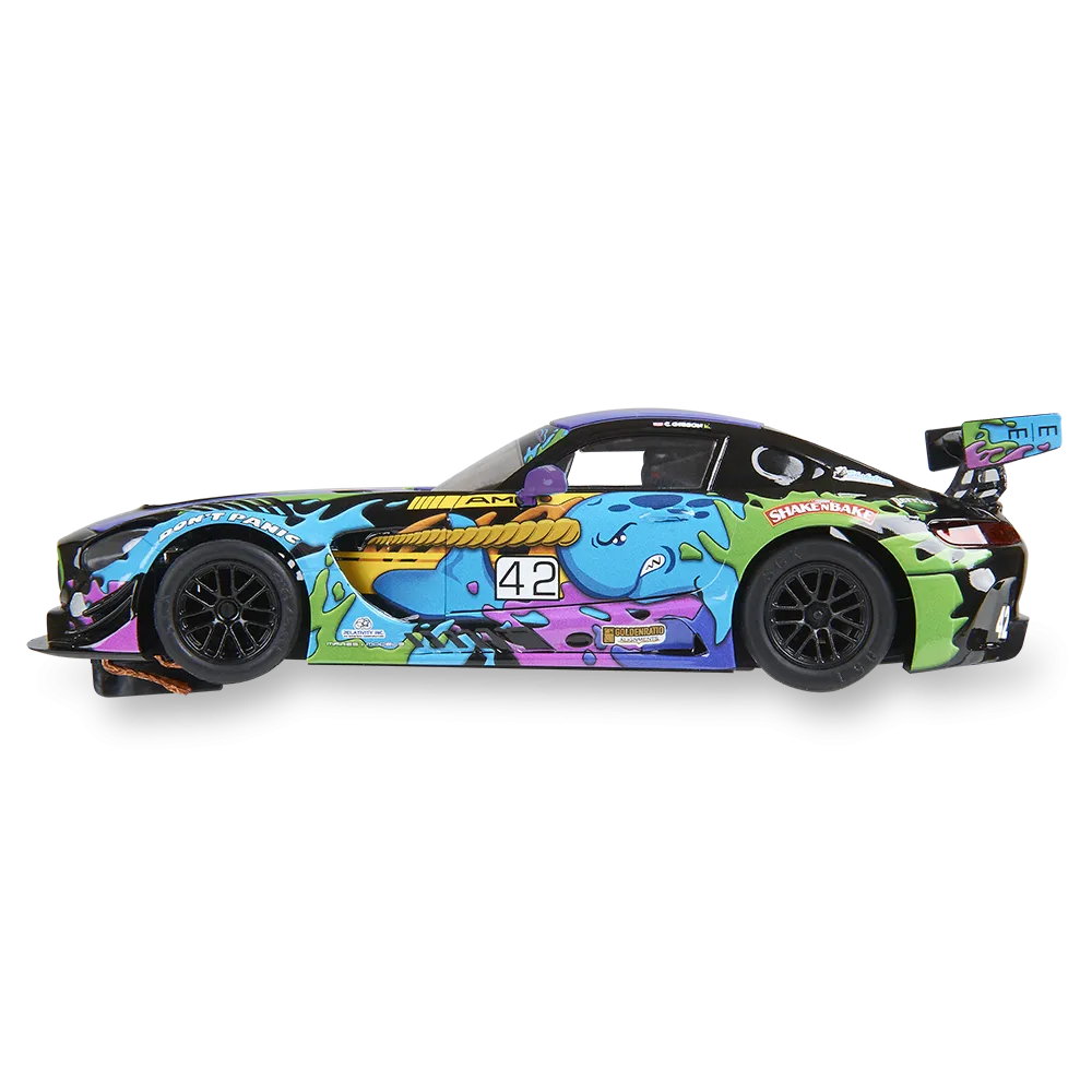 Un coche de carreras colorido con ruedas negras, adornado con gráficos vibrantes y el número 42. El coche tiene un alerón y está sobre un fondo blanco.