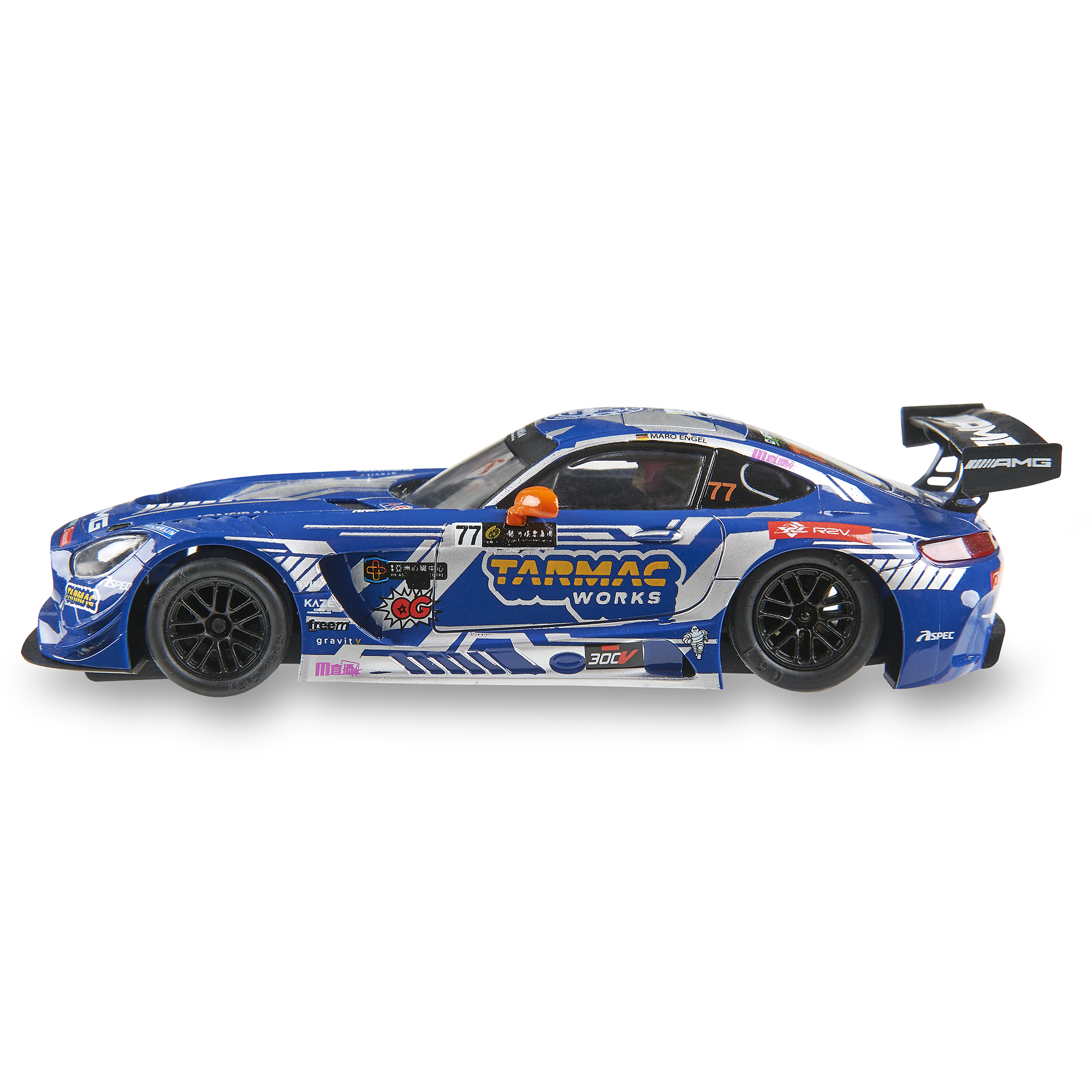 Un coche de carreras azul y plateado con el número 77, ruedas negras y logotipos de patrocinadores sobre fondo blanco.