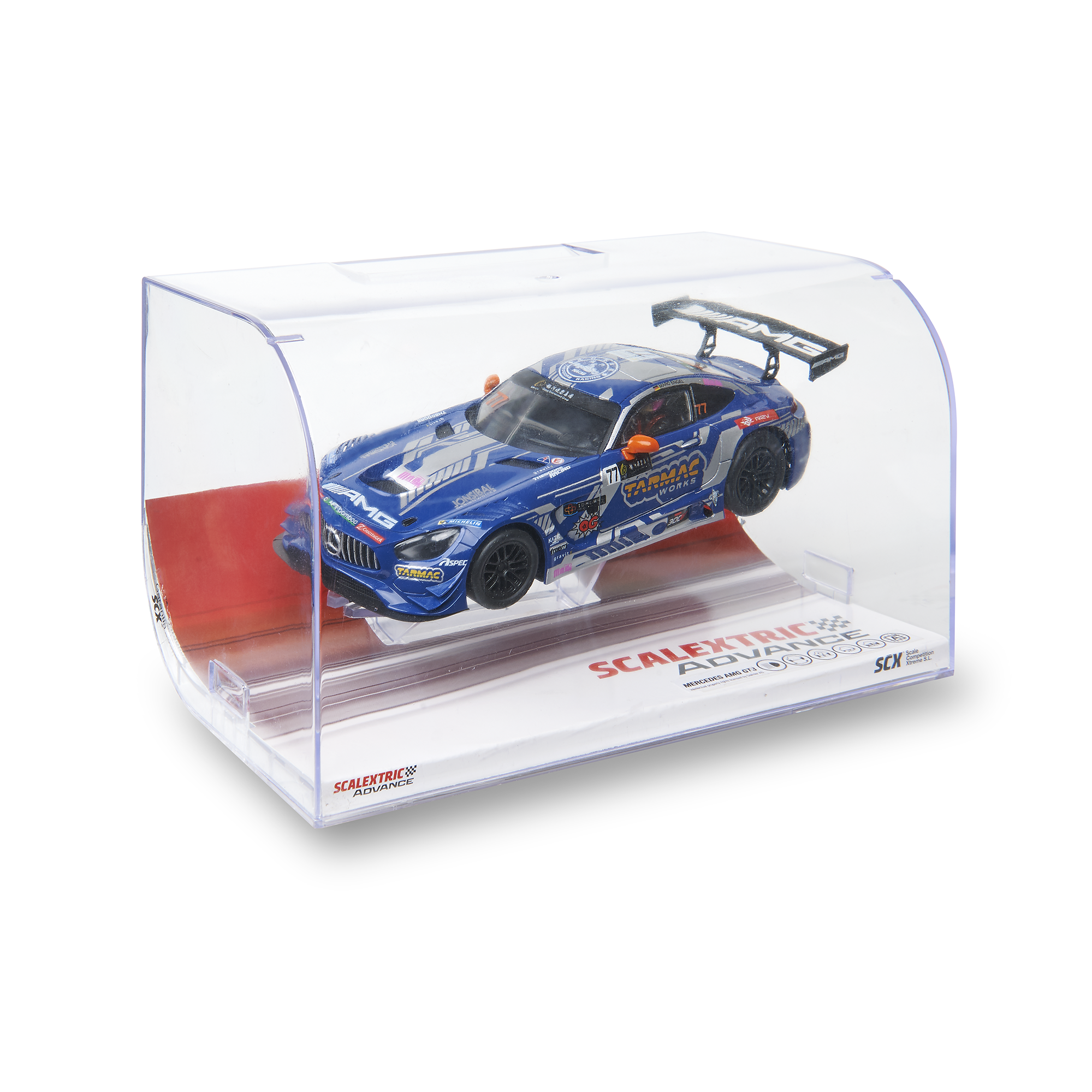 Un modelo de coche de carreras azul y plateado se exhibe en una caja de plástico transparente. El coche tiene varios logotipos y el número 77.
