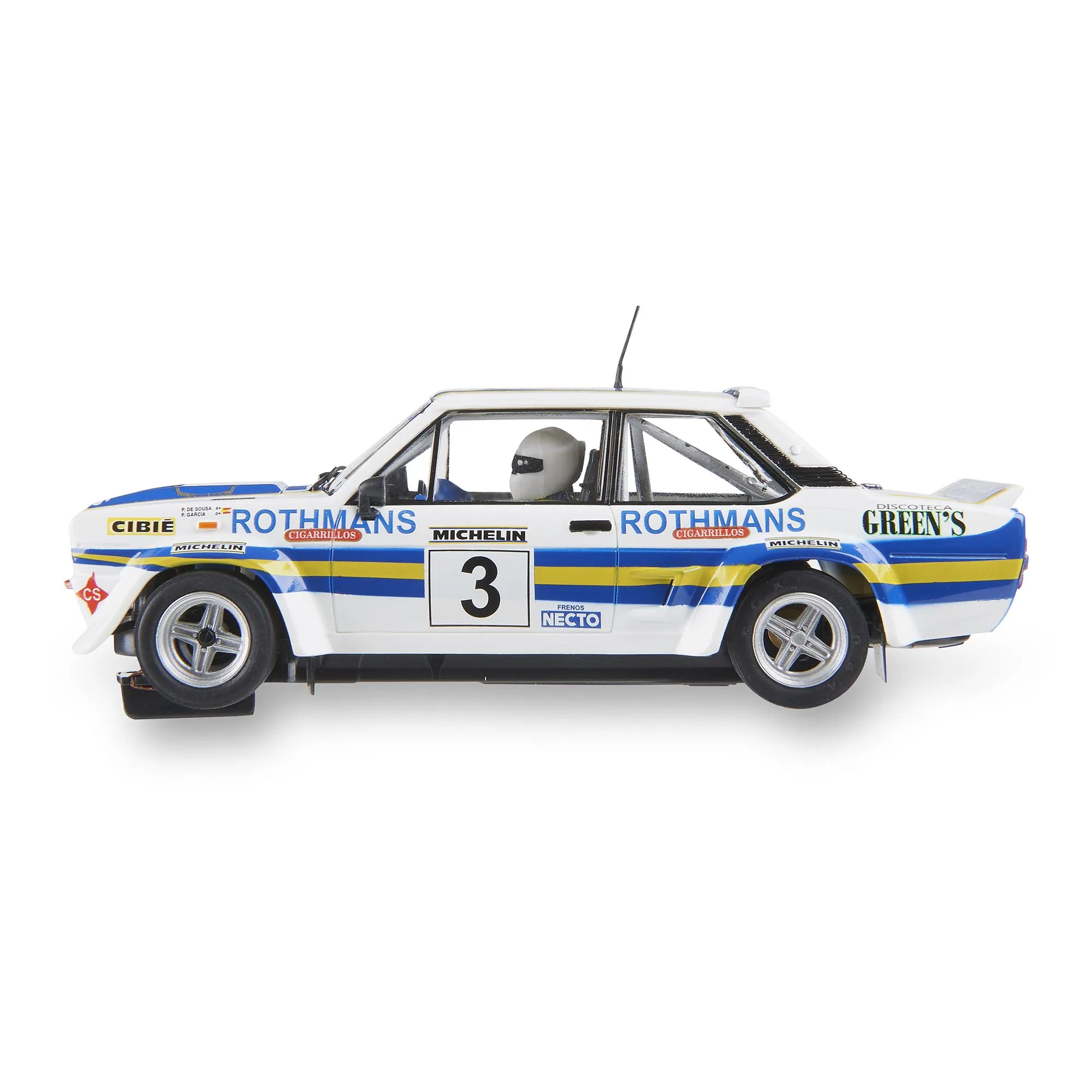 Un coche de carreras Rothmans blanco y azul con el número 3. El coche tiene logotipos de patrocinadores y un piloto.