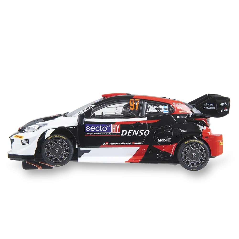 Un coche de rally Toyota GR Yaris blanco, negro y rojo con el número 97. Tiene logotipos de patrocinadores y un alerón trasero.