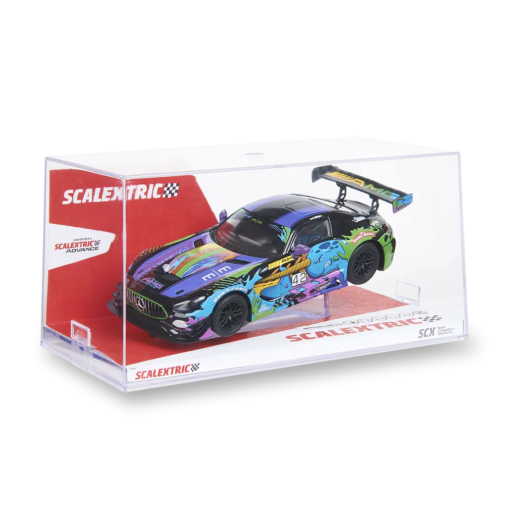 Un coche de carreras de juguete colorido en una vitrina transparente. Tiene ruedas negras y un alerón trasero grande. La caja tiene marcas rojas y blancas.