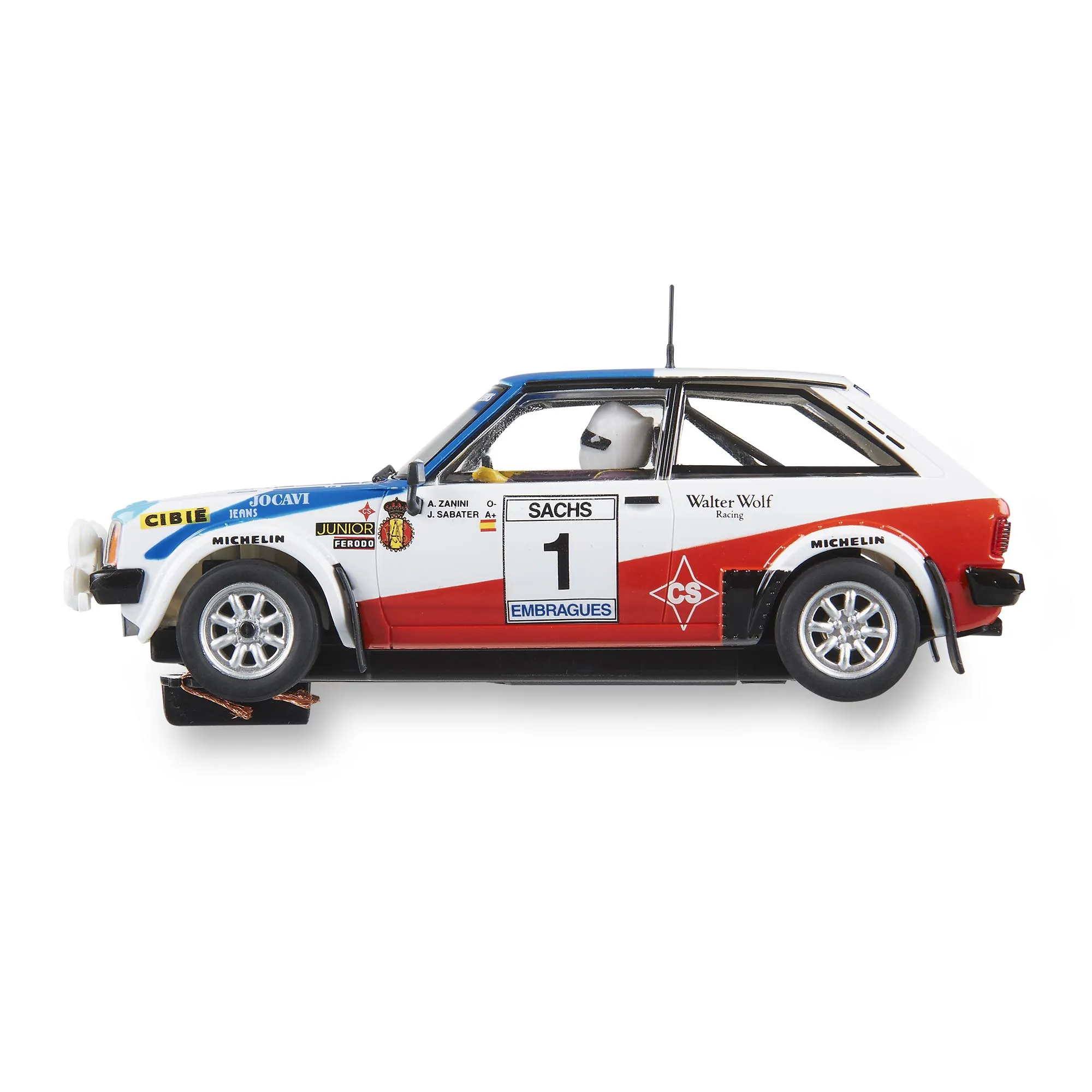 Un modelo de coche de rally, blanco con rayas rojas y azules. Tiene logotipos de patrocinadores, una figura de piloto y el número 1.