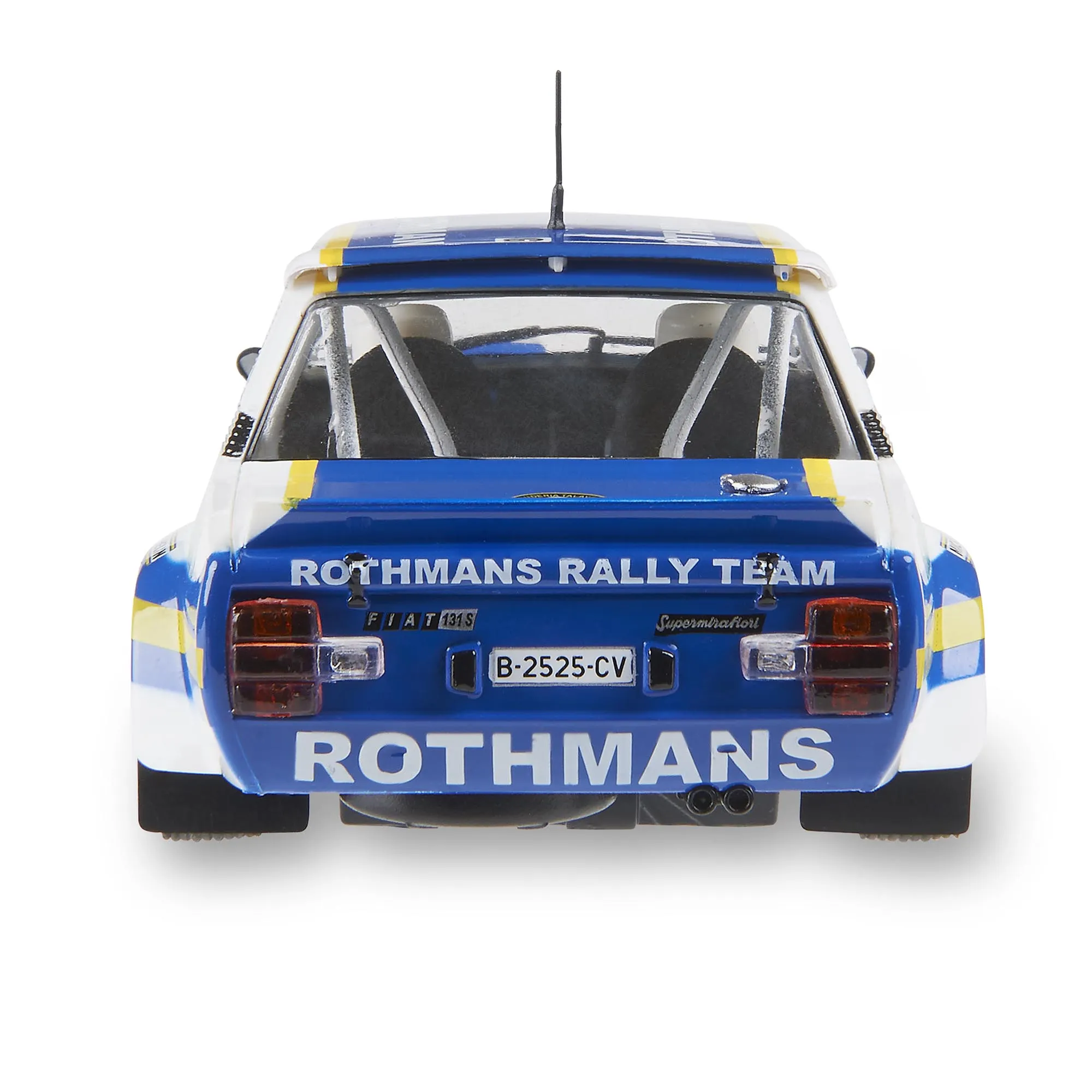 Vista trasera de un coche de rally Rothmans blanco, azul y amarillo. Tiene una matrícula y las palabras 'Rothmans Rally Team'.
