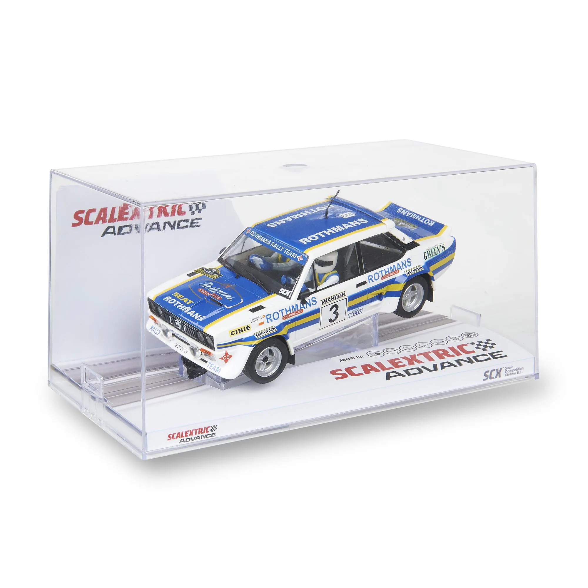 Un modelo de coche de rally Rothmans en una vitrina transparente. El coche es blanco, azul y amarillo. La vitrina tiene marca.