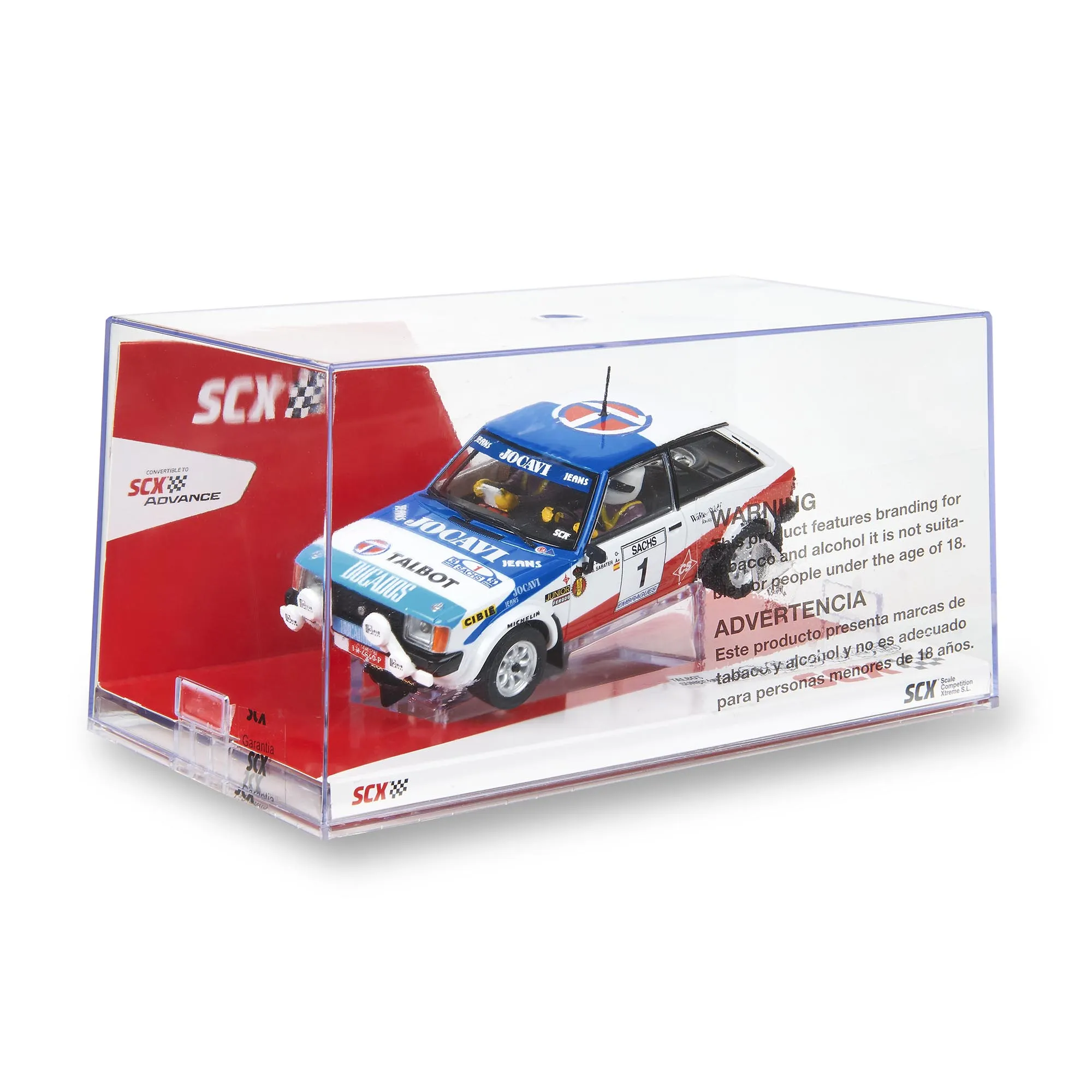 Un modelo de coche de carreras en una caja transparente. El coche es blanco, azul y rojo con patrocinadores. La caja tiene etiquetas de advertencia.