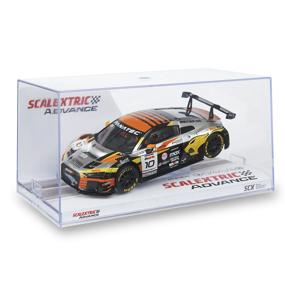Un modelo Audi R8 LMS GTS en una vitrina transparente. Tiene colores naranja, negro y plateado, con calcomanías de carreras. La vitrina tiene marca.