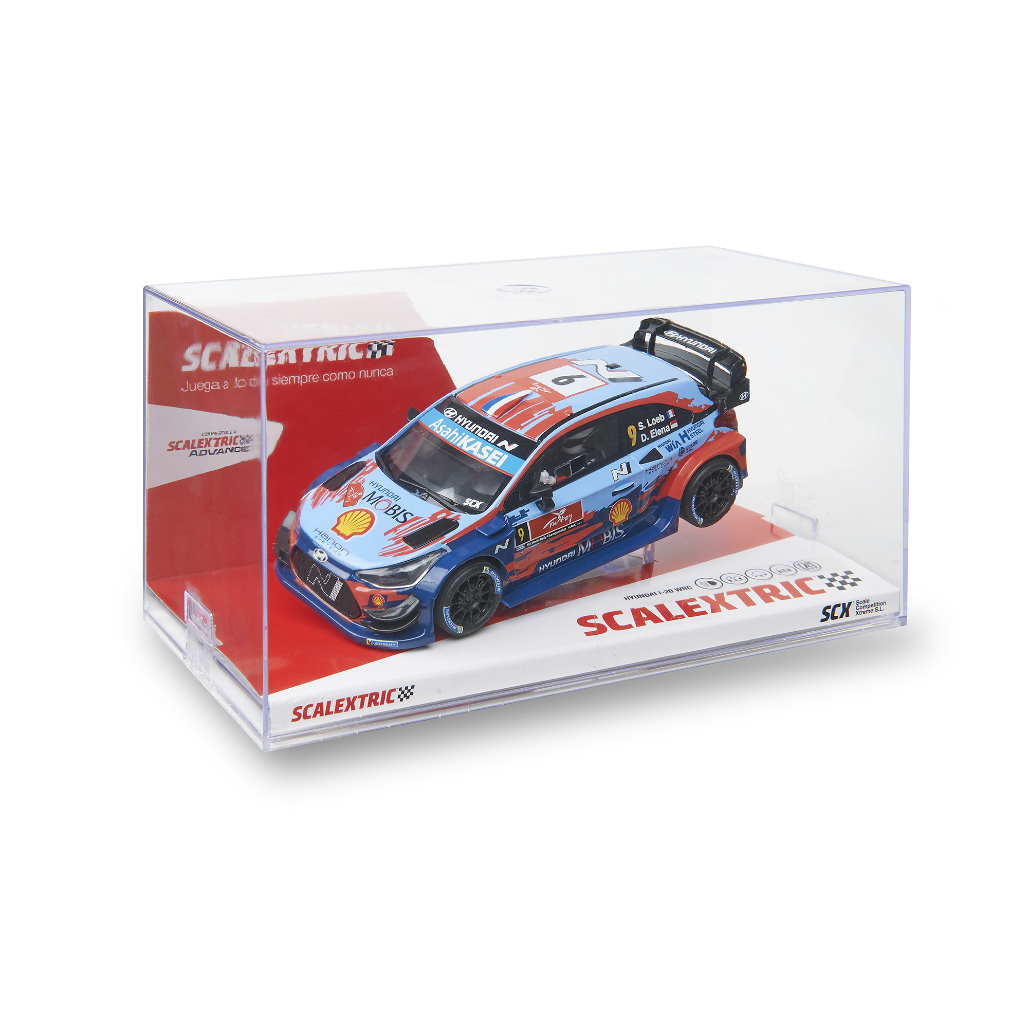 Un coche de carreras de juguete azul, rojo y blanco en una vitrina transparente. El coche tiene logotipos de patrocinadores y el número 9.