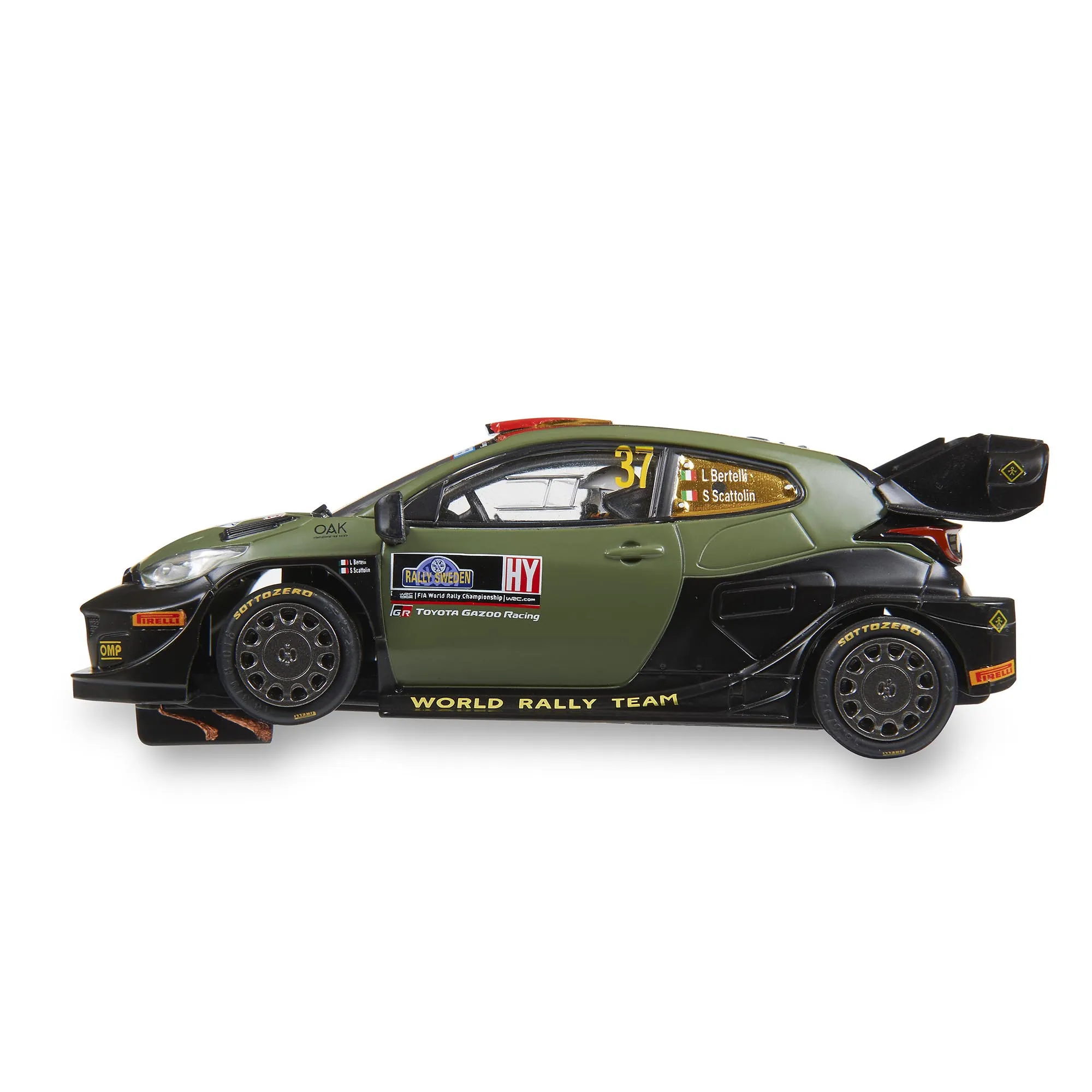 Un coche de rally de juguete, verde y negro, con logotipos de patrocinadores y el número 37. Los neumáticos son negros y el fondo blanco.