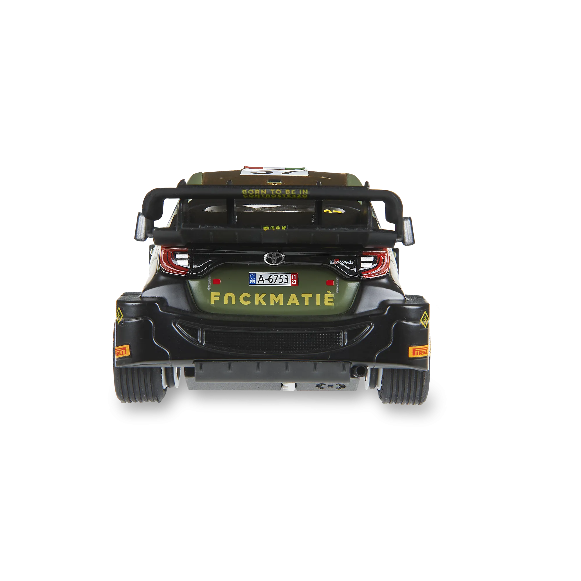 Vista trasera de un coche de rally de juguete negro y verde con logotipos de patrocinadores, placa y la palabra 'FOCKMATIÈ'.