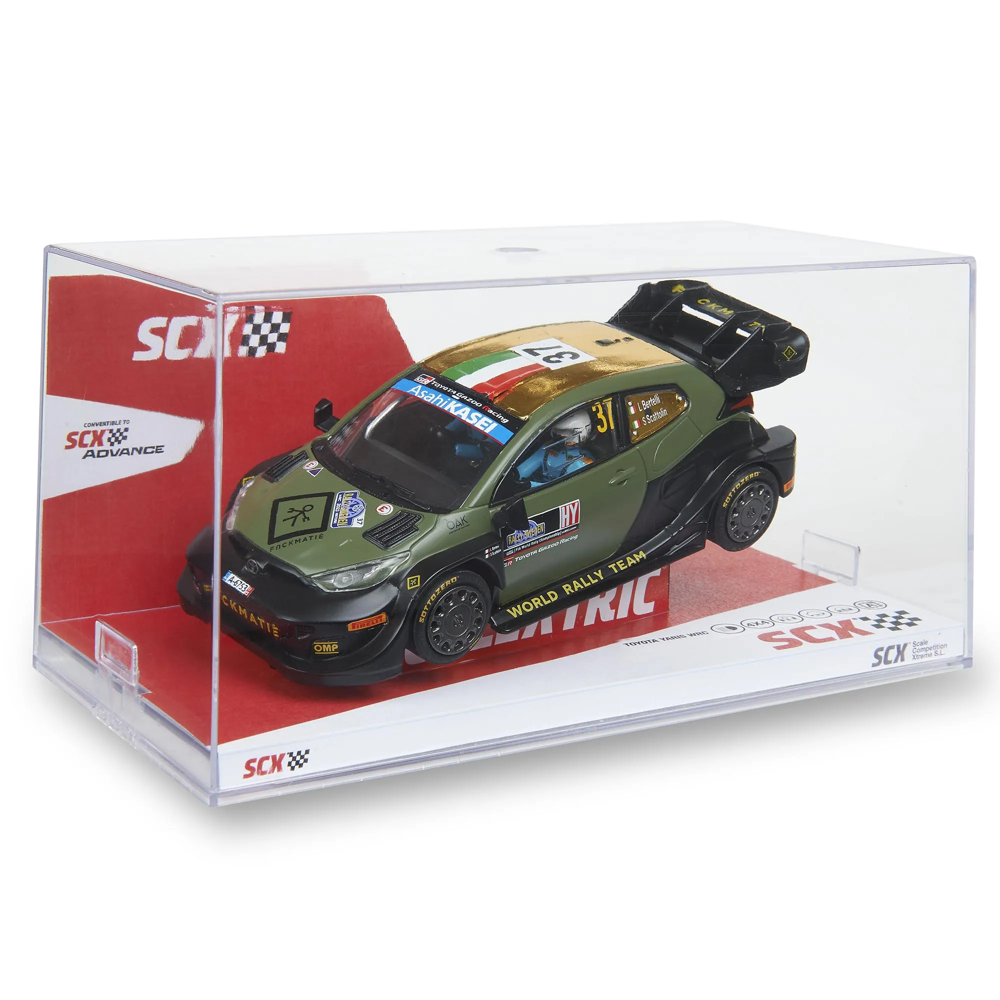 Un modelo de coche de rally en una vitrina transparente. El coche es verde y negro con detalles dorados y calcomanías de carreras.