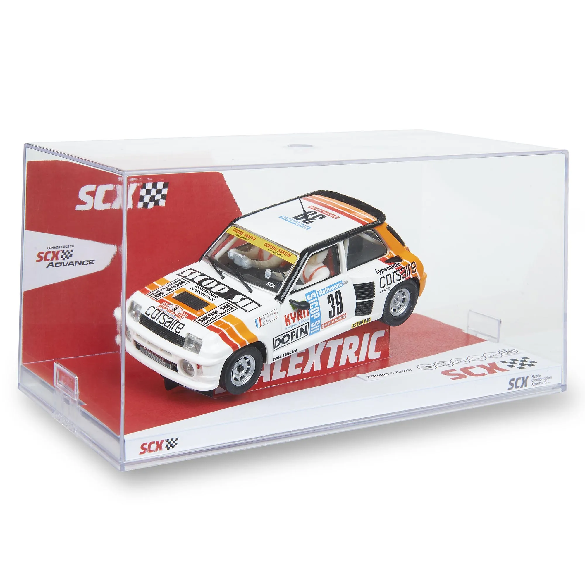 Un modelo de coche Renault 5 Turbo blanco y naranja en una vitrina transparente. Tiene calcomanías de carreras y el número 39.